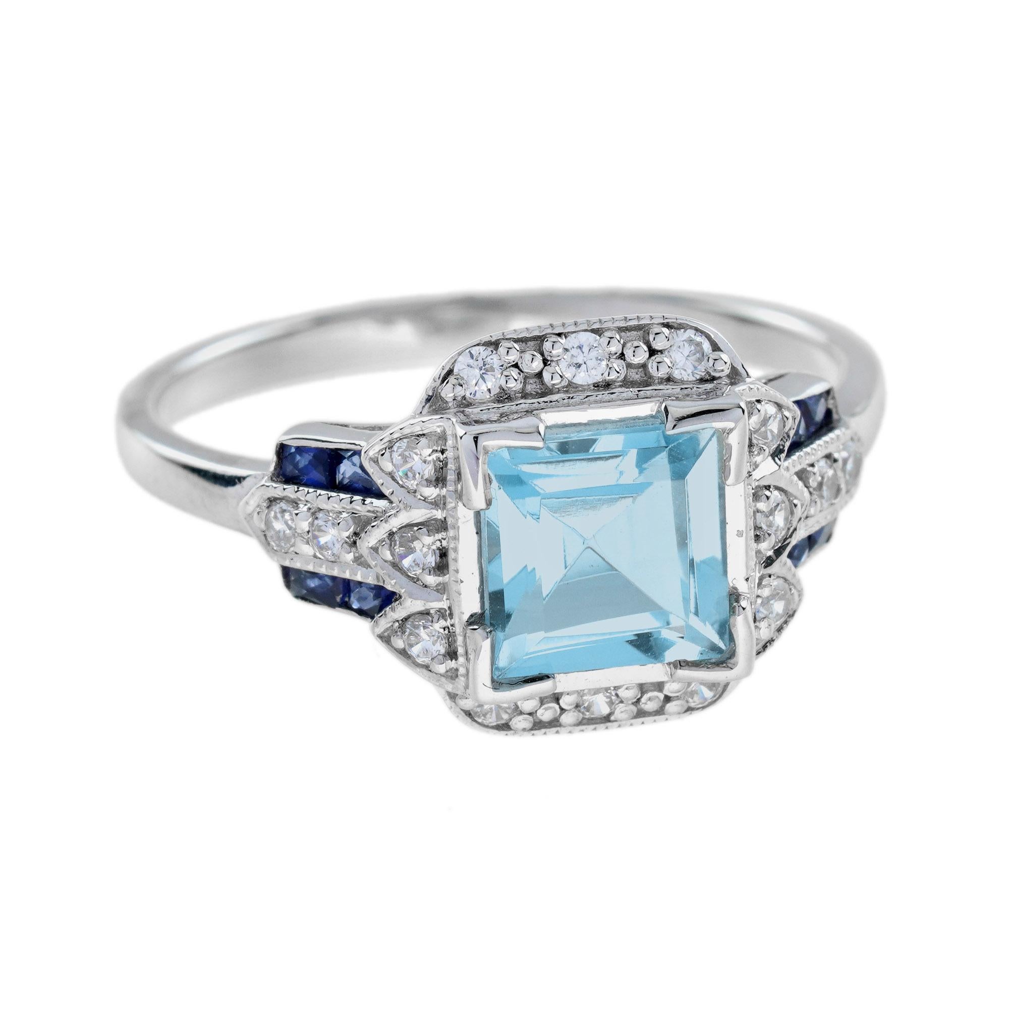 Magnifique bague d'inspiration Art Déco, mettant en valeur une topaze bleue de taille carrée et de couleur bleu ciel. La bague est ornée de diamants ronds et de saphirs bleus de taille française en sertissage milgrain et méticuleusement réalisée en
