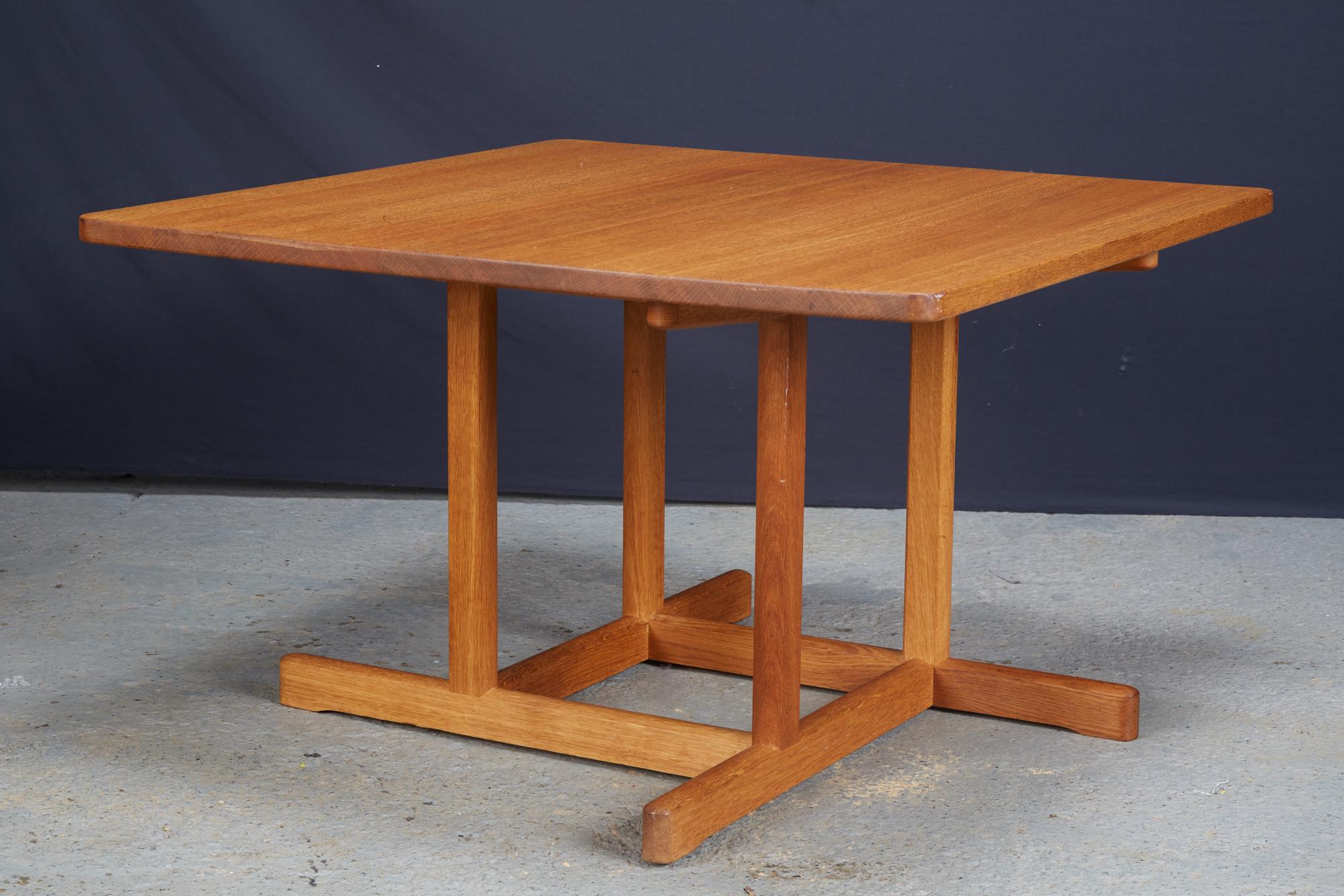 Table basse carrée Borge Mogensen (modèle 5271) en chêne. Cette table basse Kvadratisk, modèle artisanal, a été conçue par Borge Mogensen dans les années 1950 et fabriquée par Fredericia au Danemark. La table est fabriquée en chêne massif avec un
