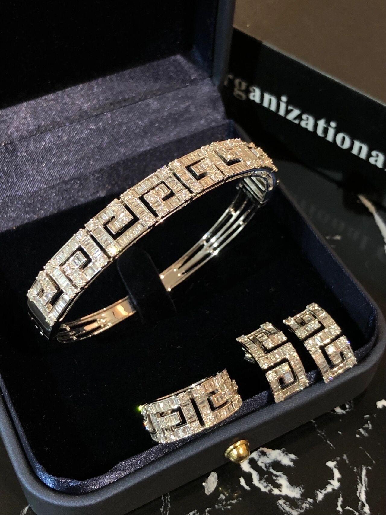 luxury light luxury ladder square bracelet 18k gold inlaid with diamonds women's diamond jewelry popular accessories

 T-square diamond pavé, high-quality diamonds are white and flashy with clothes. A set of cost-effective and stylish jewelry
18K