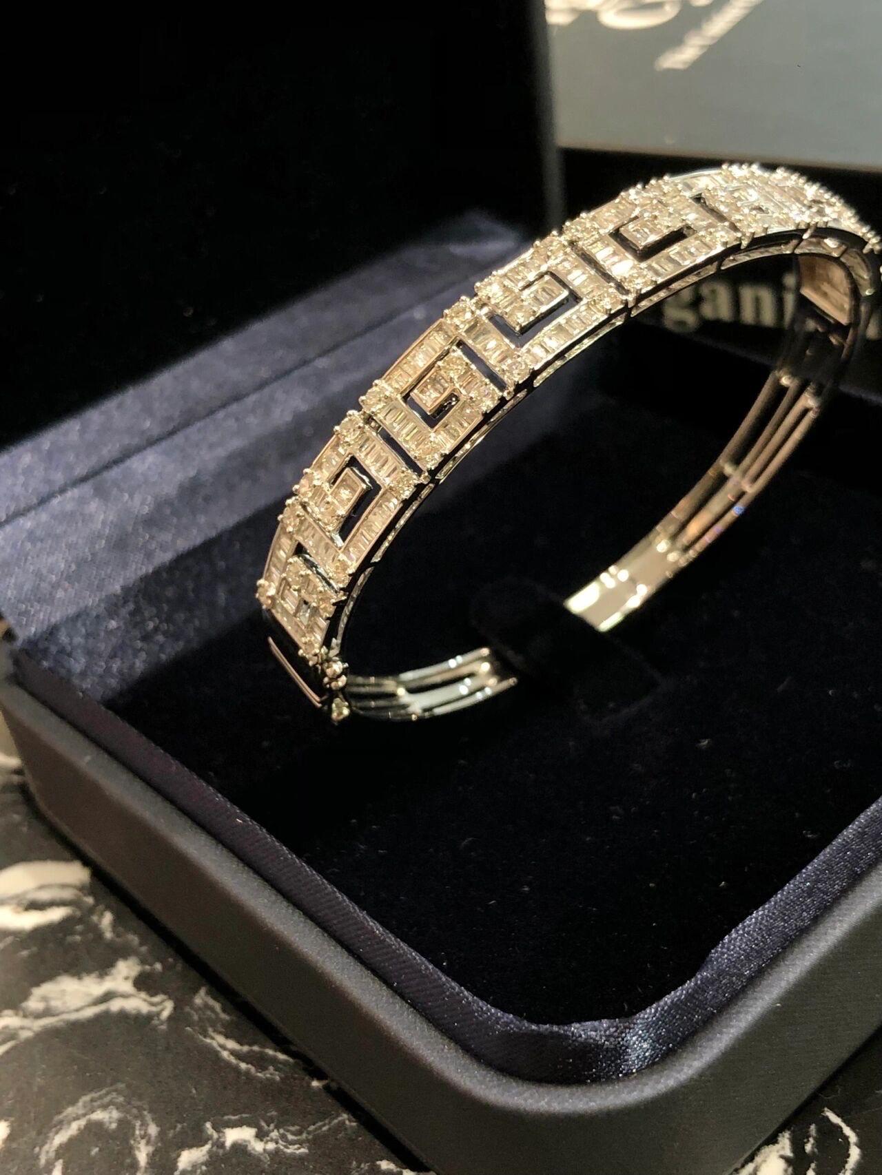 Contemporain Bracelet, boucles d'oreilles et bague carrées en or 18 carats avec diamants sertis en vente