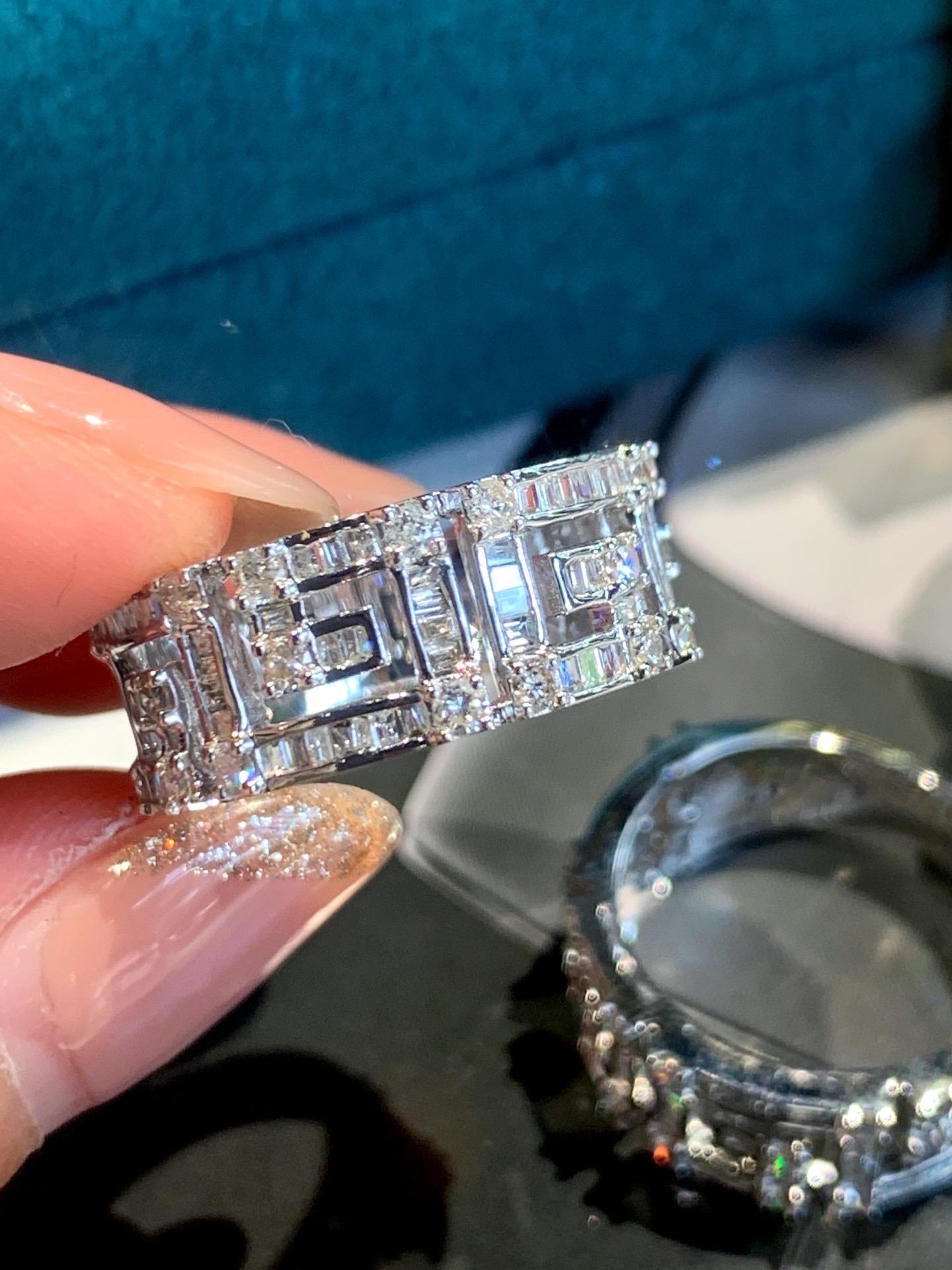 Bracelet, boucles d'oreilles et bague carrées en or 18 carats avec diamants sertis Neuf - En vente à Duluth, GA