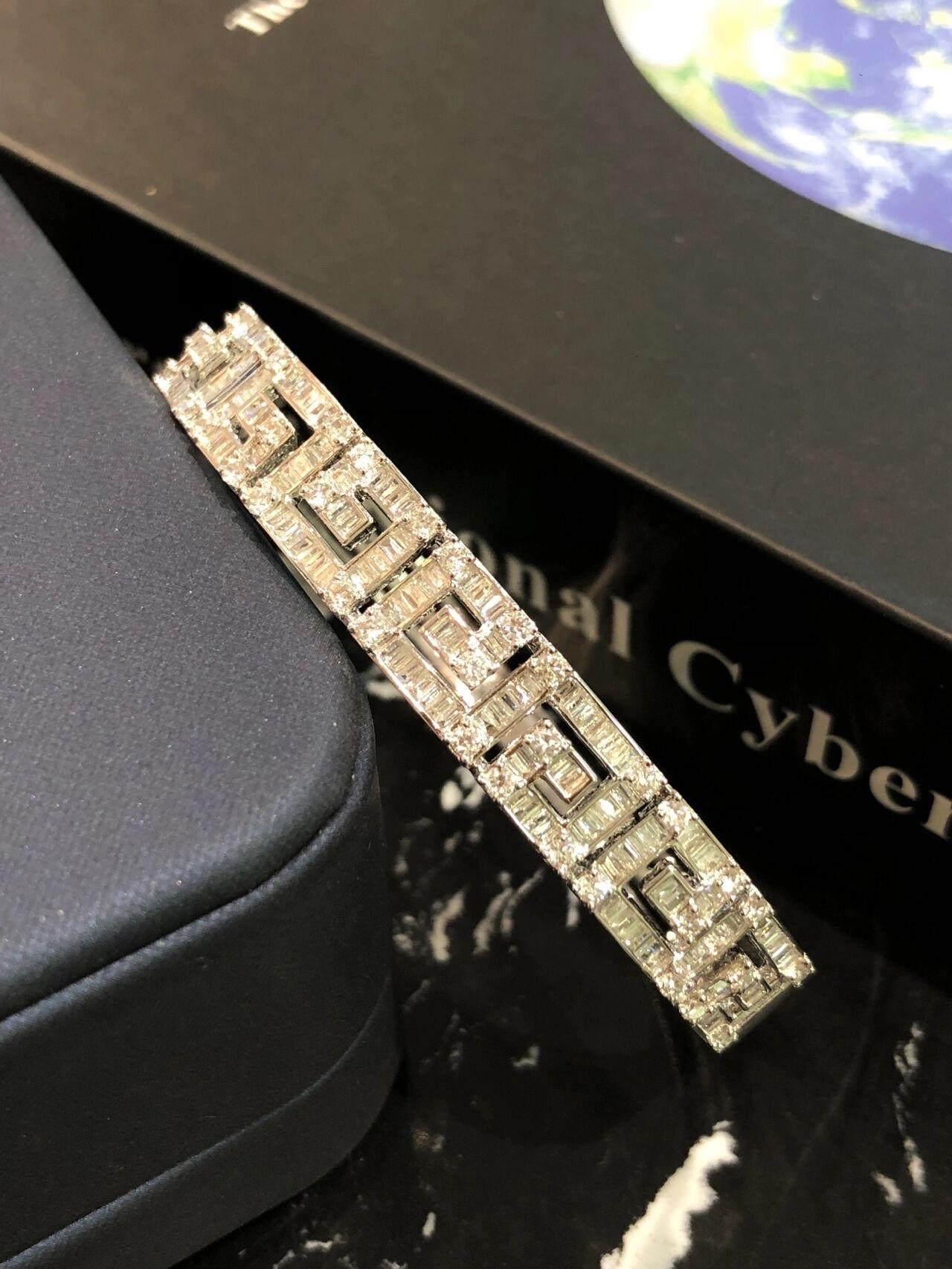 Bracelet, boucles d'oreilles et bague carrées en or 18 carats avec diamants sertis en vente 3