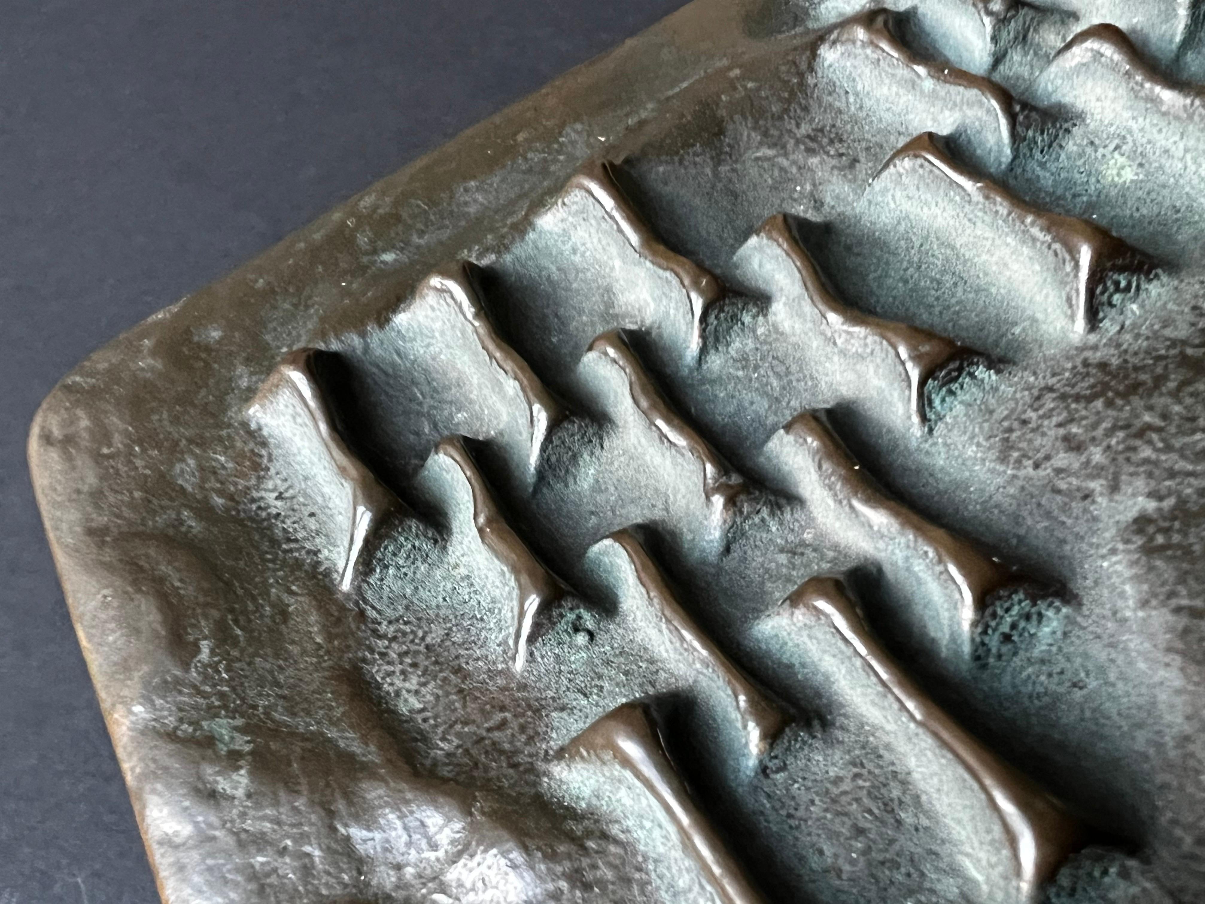 Mid-Century moderno Maniglia a pressione quadrata in bronzo con design astratto in rilievo in vendita