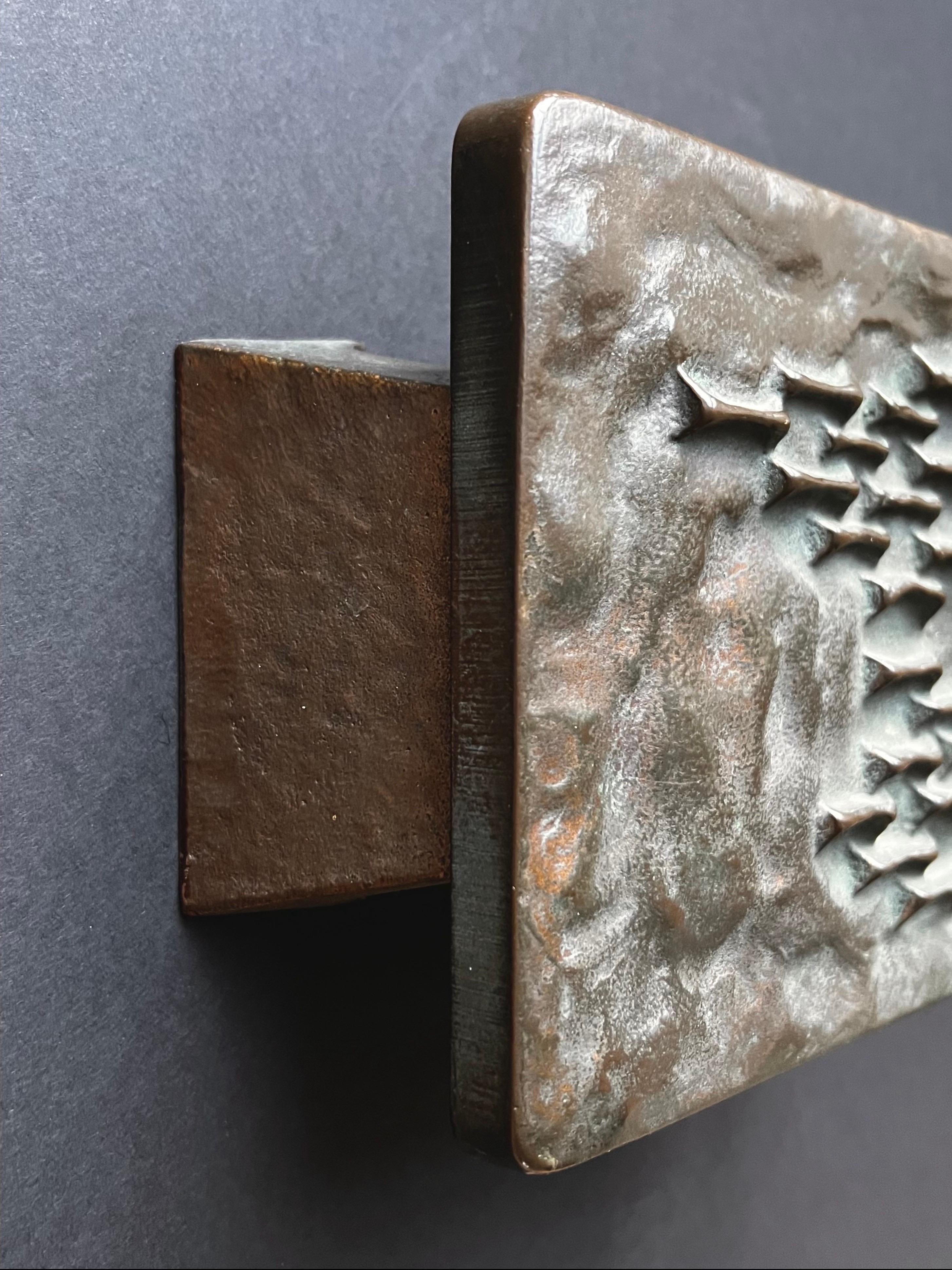 Tedesco Maniglia a pressione quadrata in bronzo con design astratto in rilievo in vendita