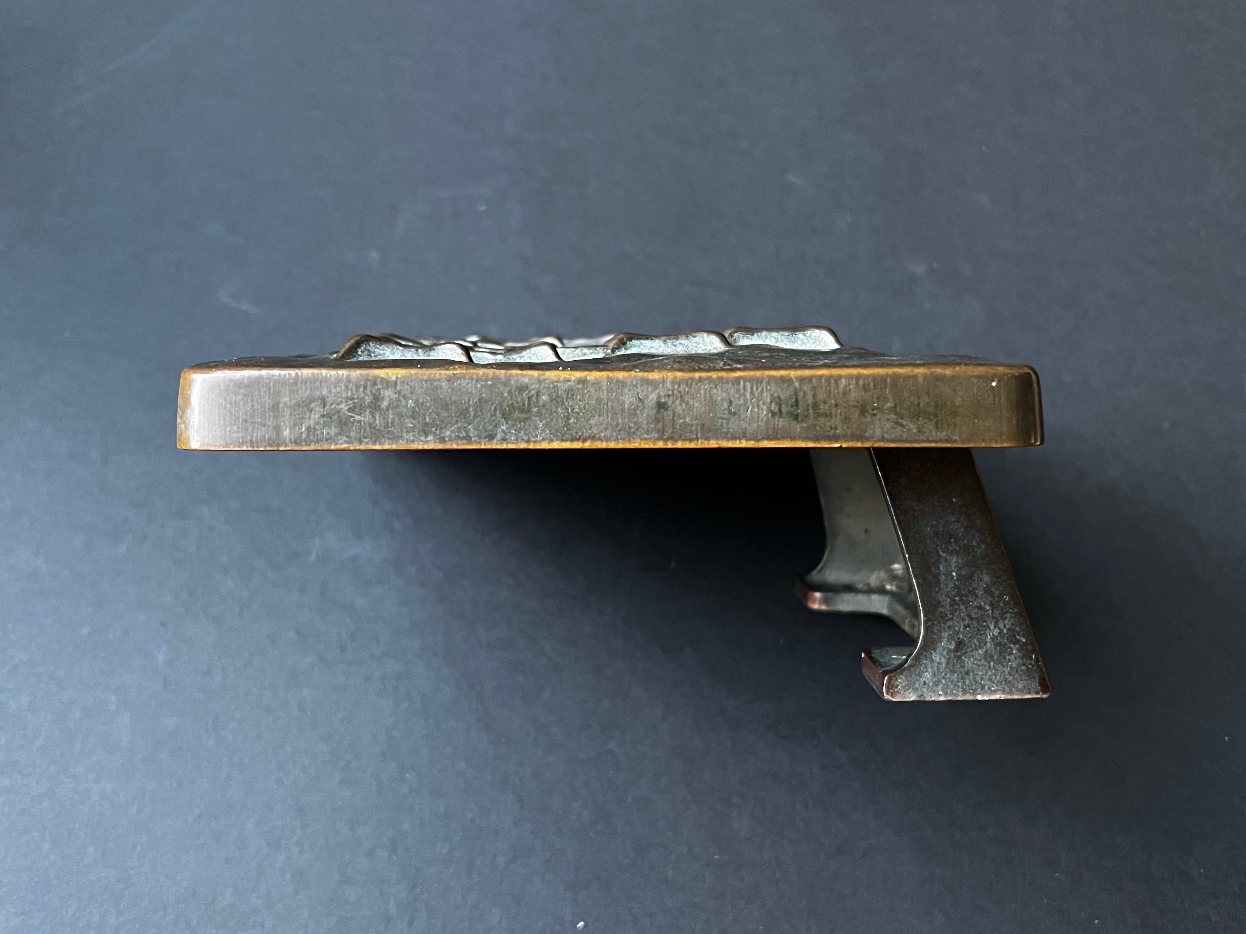 Calco Maniglia a pressione quadrata in bronzo con design astratto in rilievo in vendita
