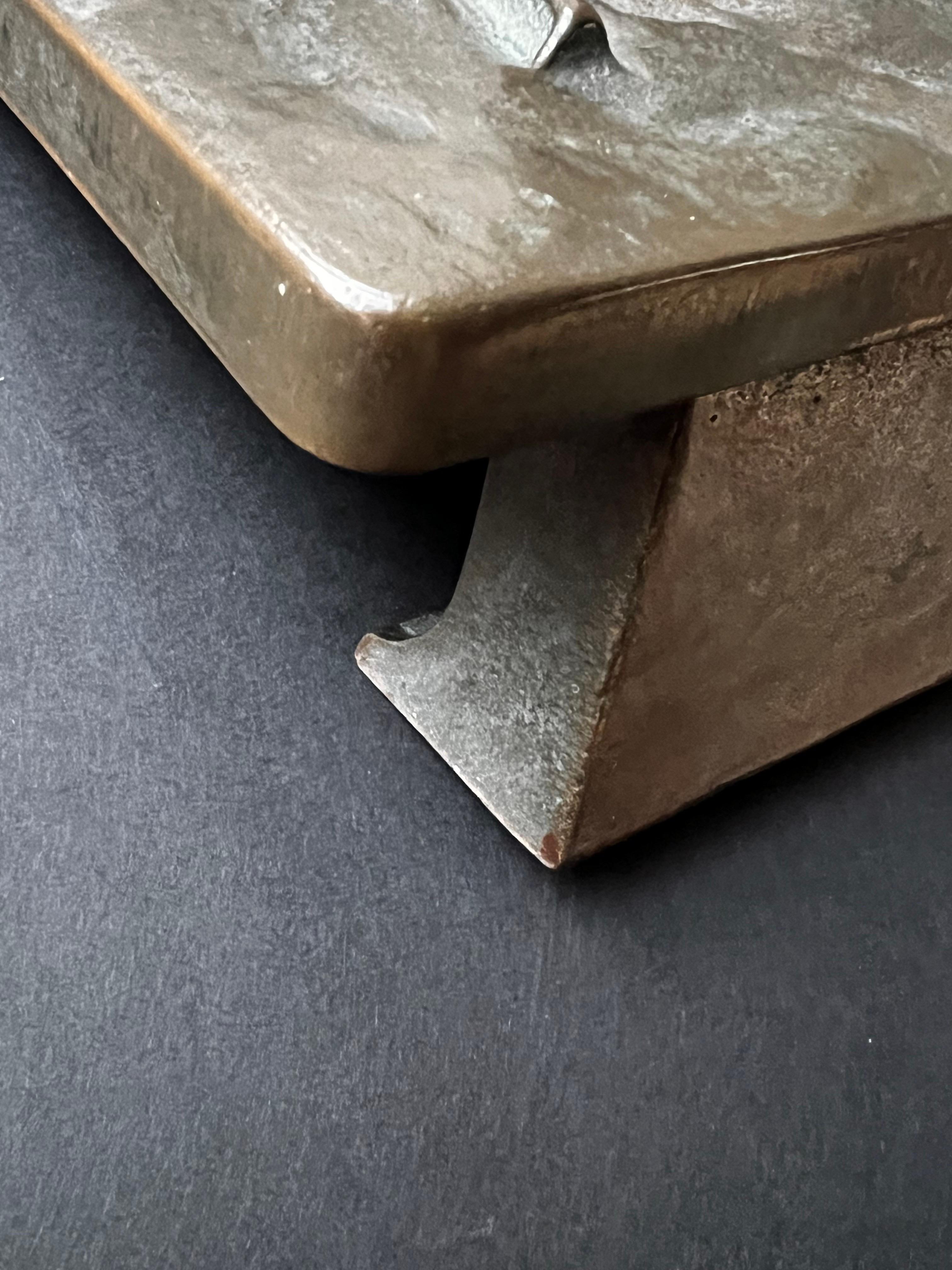 Maniglia a pressione quadrata in bronzo con design astratto in rilievo In condizioni discrete in vendita a London, GB