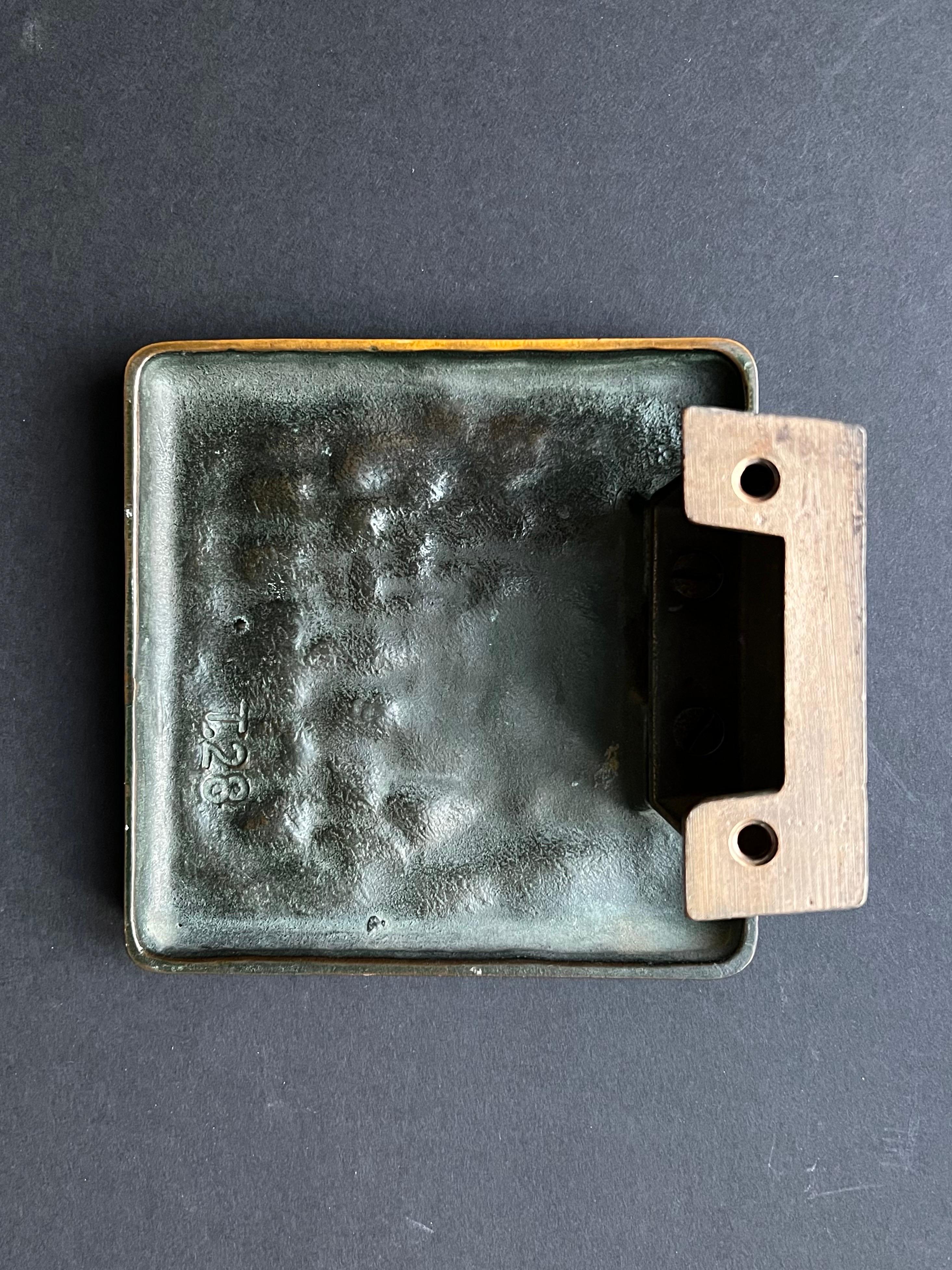 XX secolo Maniglia a pressione quadrata in bronzo con design astratto in rilievo in vendita