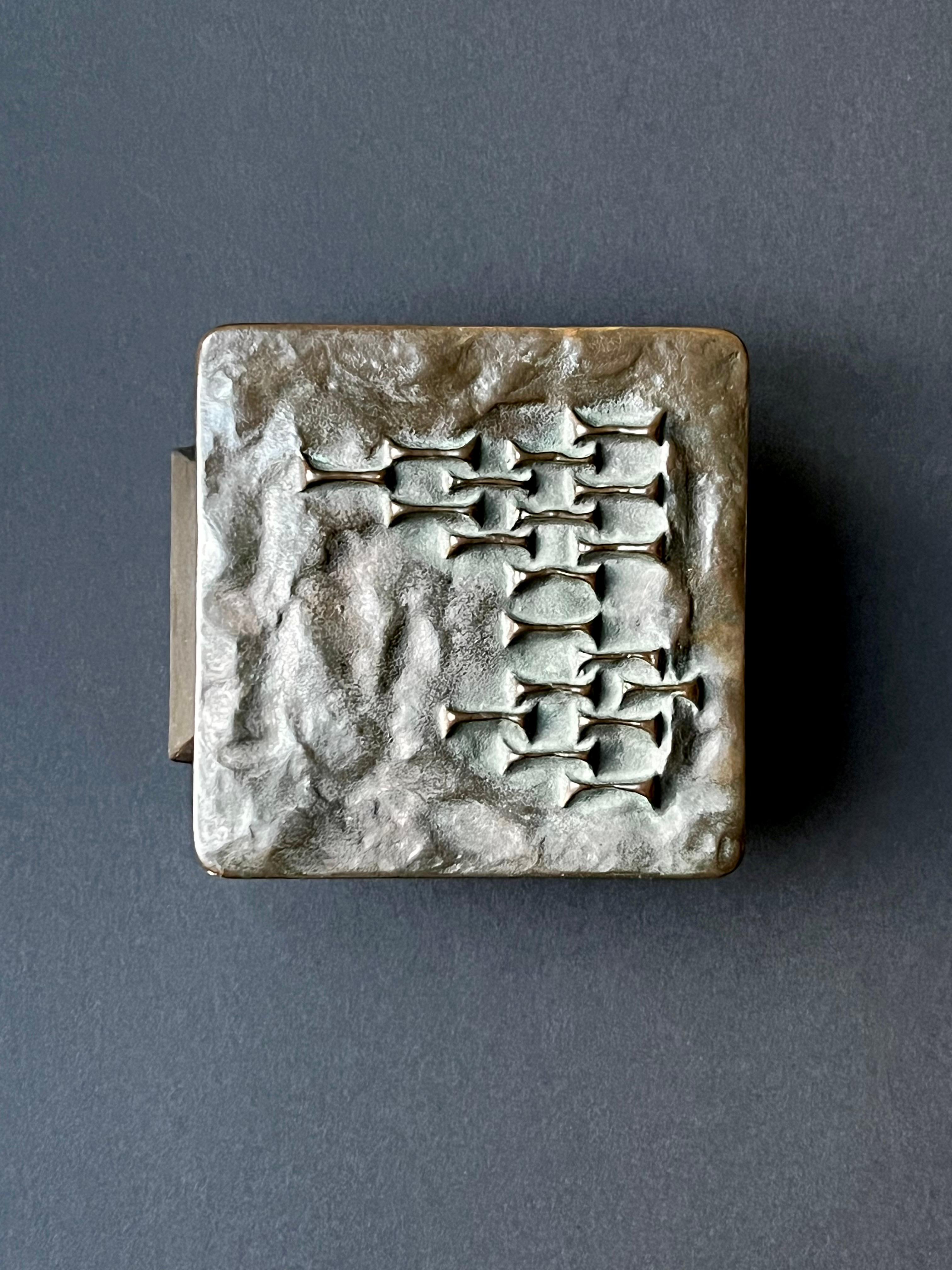 Bronzo Maniglia a pressione quadrata in bronzo con design astratto in rilievo in vendita