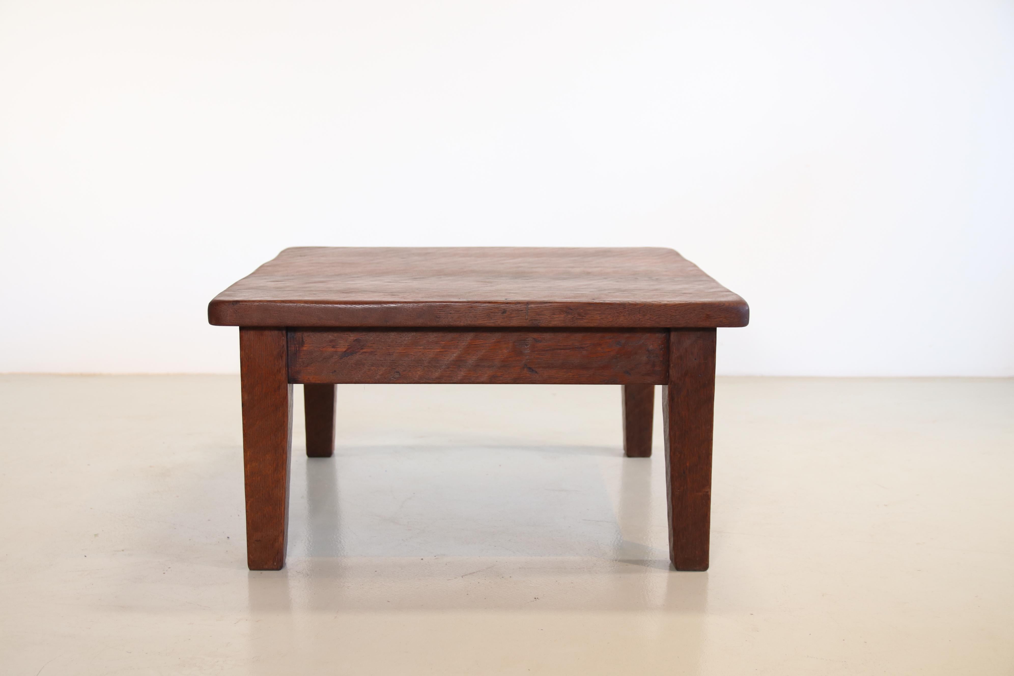 Brutalist coffee table. Traditionally made from solid oak. A very nice detail are the ribs in the wood that are very subtly processed on both the top and the legs. The robust table stands on four legs and has dimensions of: 80 cm by 80 cm and is 43