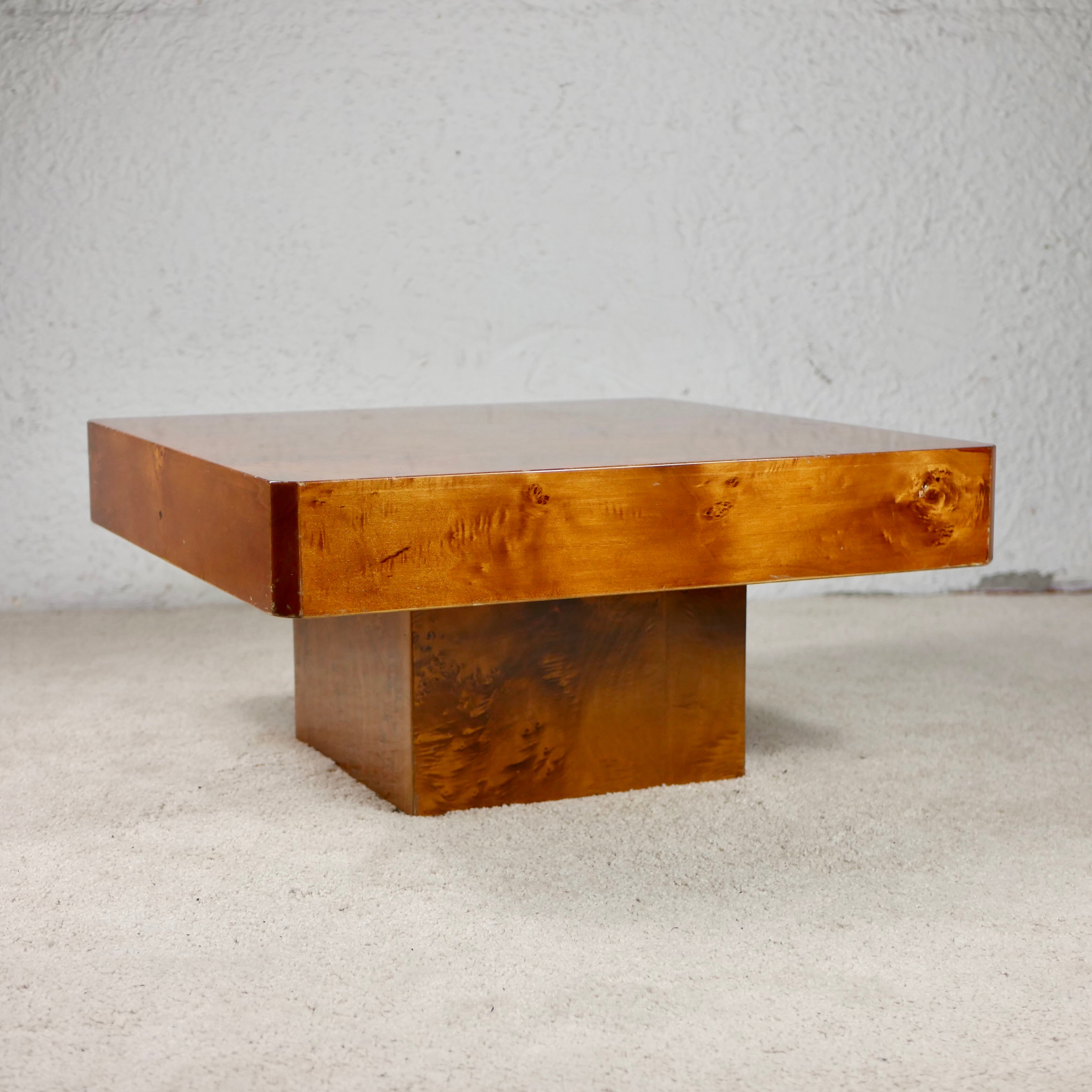Beautiful elm burl wood coffee table made in France, by Roche Bobois, from the 1980s.
Really stunning!
Lightweight and easy to fit in any interior.
Good overall condition, light traces on the varnish.
Dimensions : Sides 70cm, height 30cm.