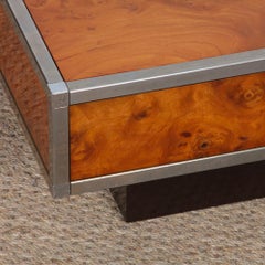 Table basse carrée en bois de loupe, dans le style de Willy Rizzo, 1970