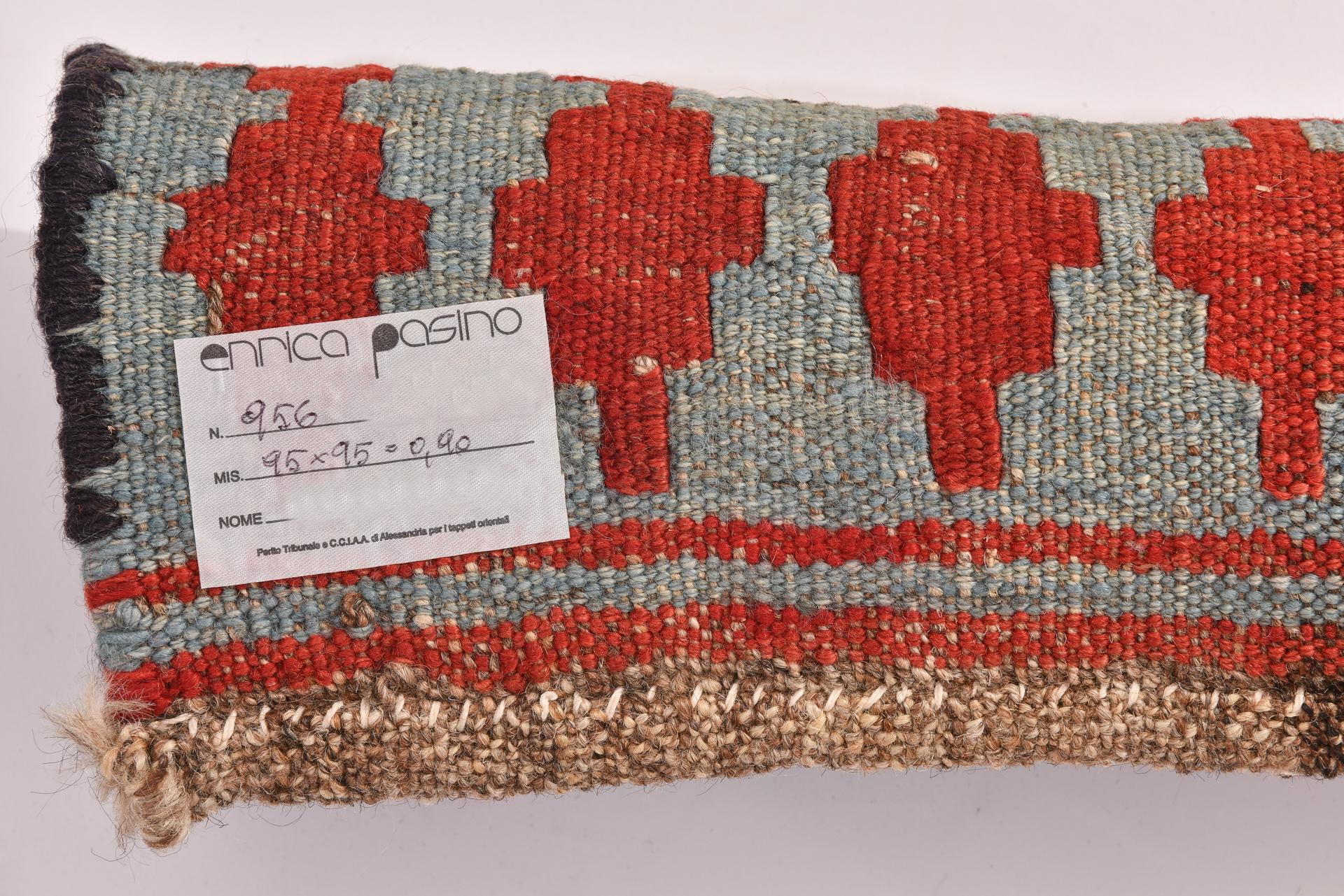 n.º 956 - Mi colección privada ------------
Particular alfombra cuadrada de los nómadas de Asia Central. Los cuadrados concéntricos están anudados en suave lana en la parte central, mientras que el borde de kilim actúa como marco.
Sin duda estaba