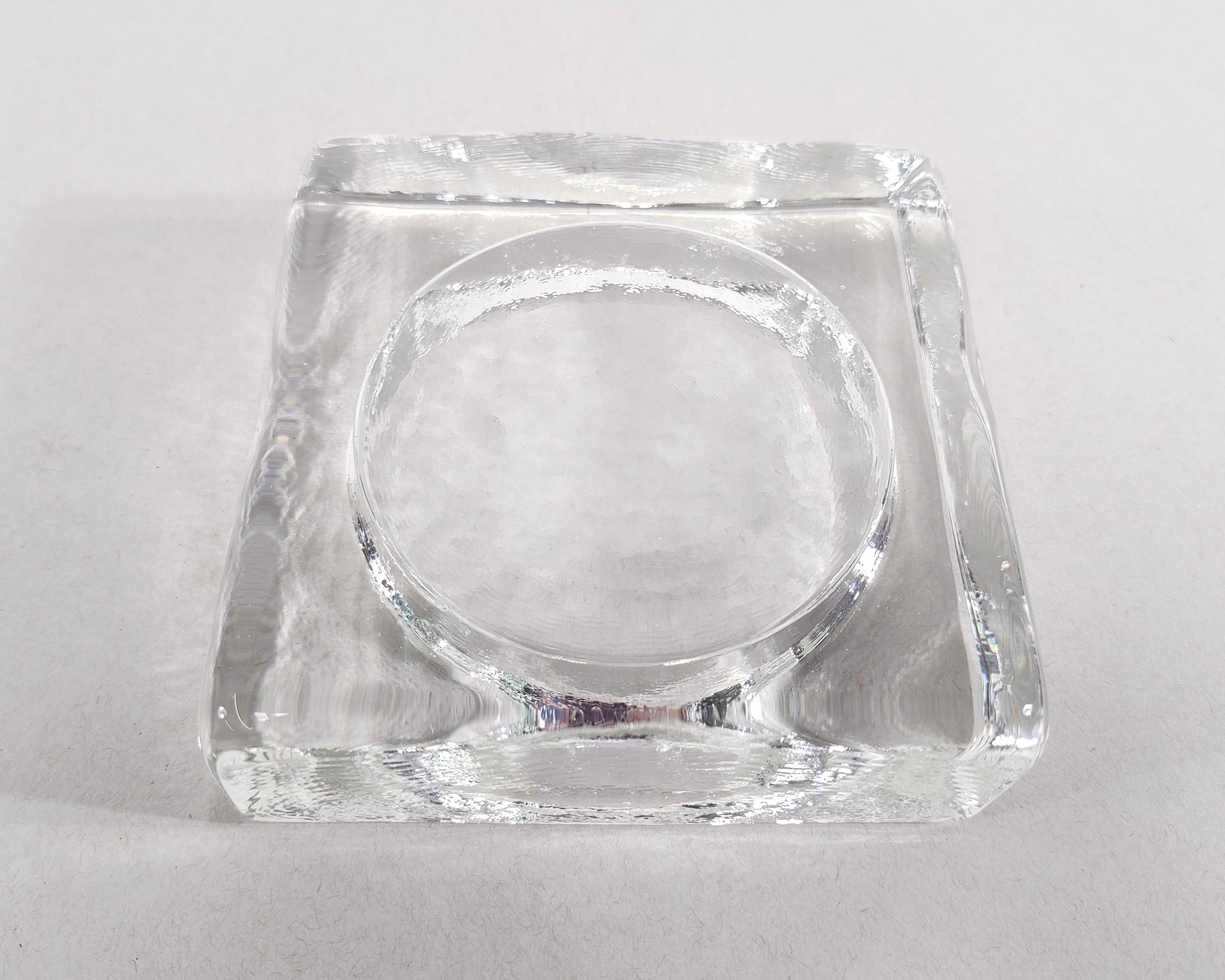 Quadratischer Auffangbehälter aus organischem Glas. Wunderschöne wellenförmige Gussdetails verleihen ihm eine eisige Ausstrahlung. Ausgezeichneter Vintage-Zustand