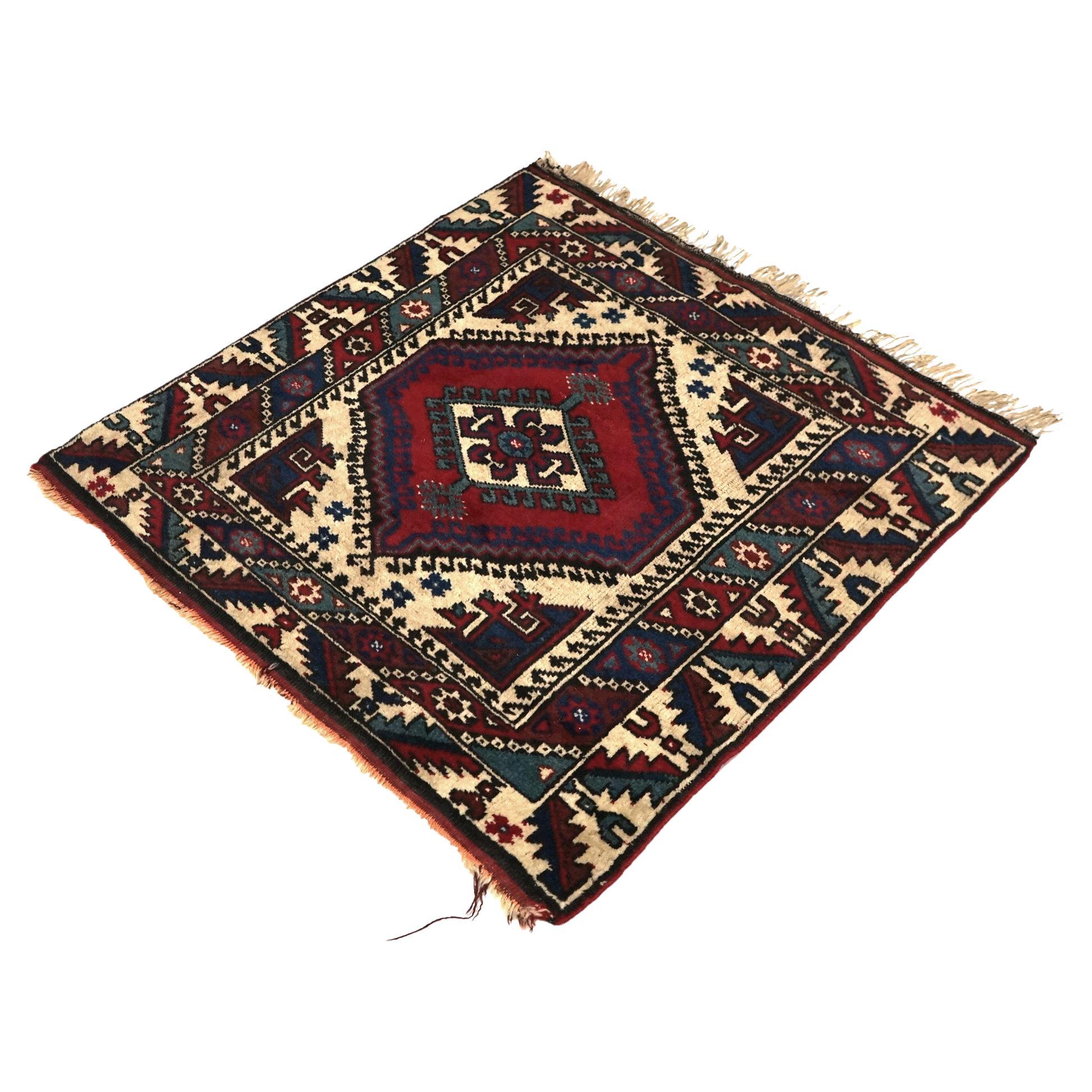 Quadratischer kaukasischer Kazak Orientteppich aus Wolle C1940 im Angebot