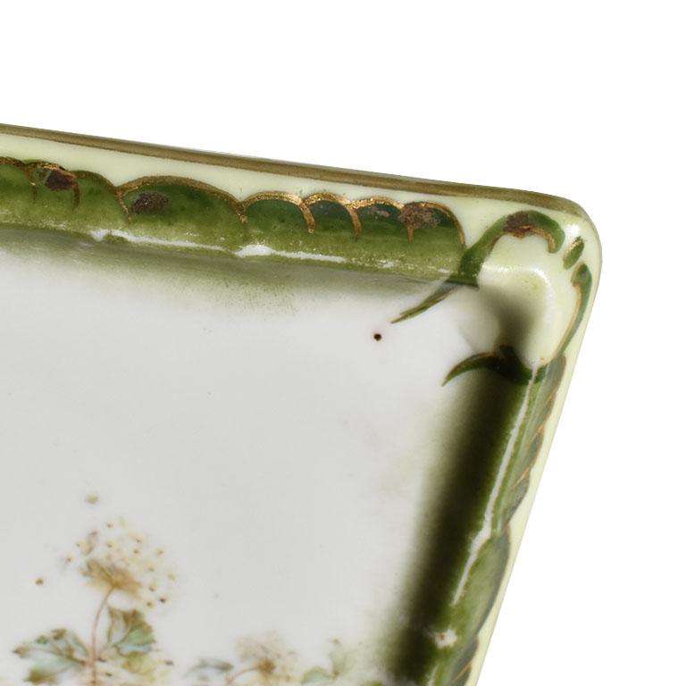 Allemand Plat ou attrape-tout carré en céramique à motifs floraux peints à la main en vert, années 1900 en vente