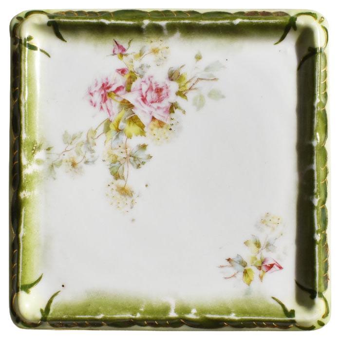 Plat ou attrape-tout carré en céramique à motifs floraux peints à la main en vert, années 1900