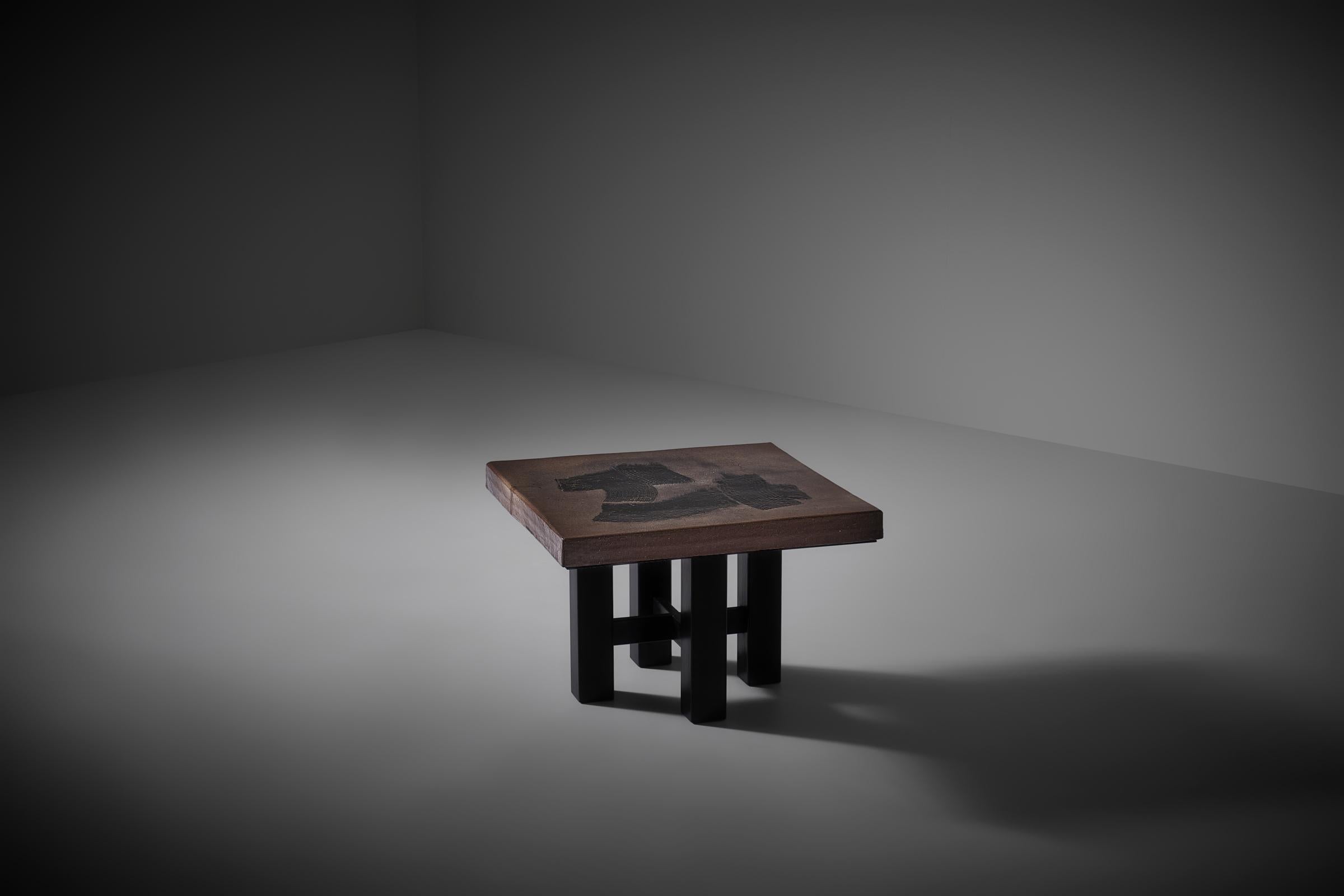Table d'appoint carrée en céramique avec motif calligraphique, France, années 1970. Magnifique table bien proportionnée présentant un motif calligraphique noir sur un plateau en céramique émaillée de couleur brun foncé/taupe sur une base