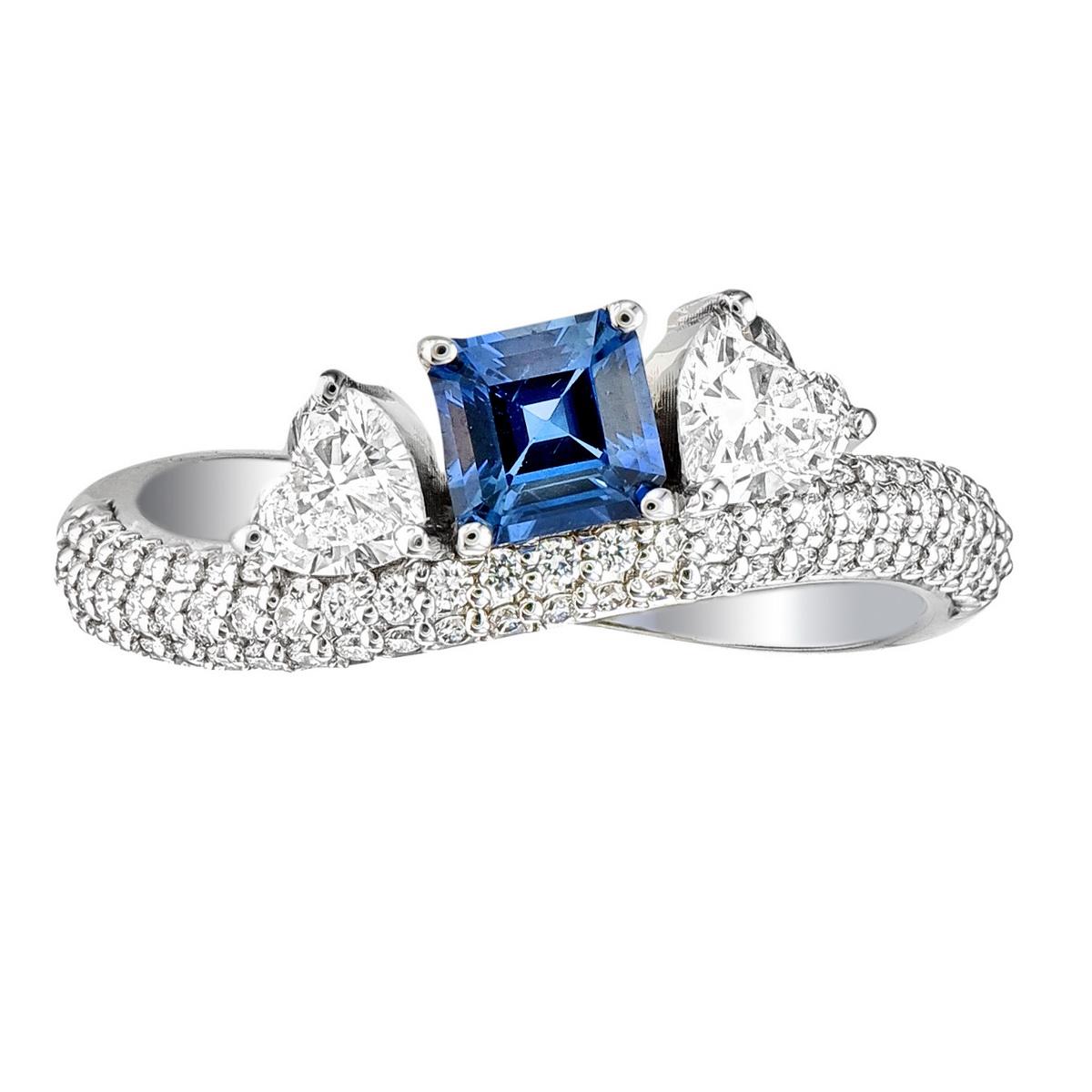 Anello in oro bianco 18 carati con diamanti
  
  Colore e caratura dell'oro: Oro bianco 18kt
  Peso: 3,564 grammi
  
  Imposta con...
  Tipo di pietra: Zaffiro
  Forma: Quadrato
  Carati: 0,52 
  Colore: -
  Chiarezza: -
  
  Pietre circostanti: