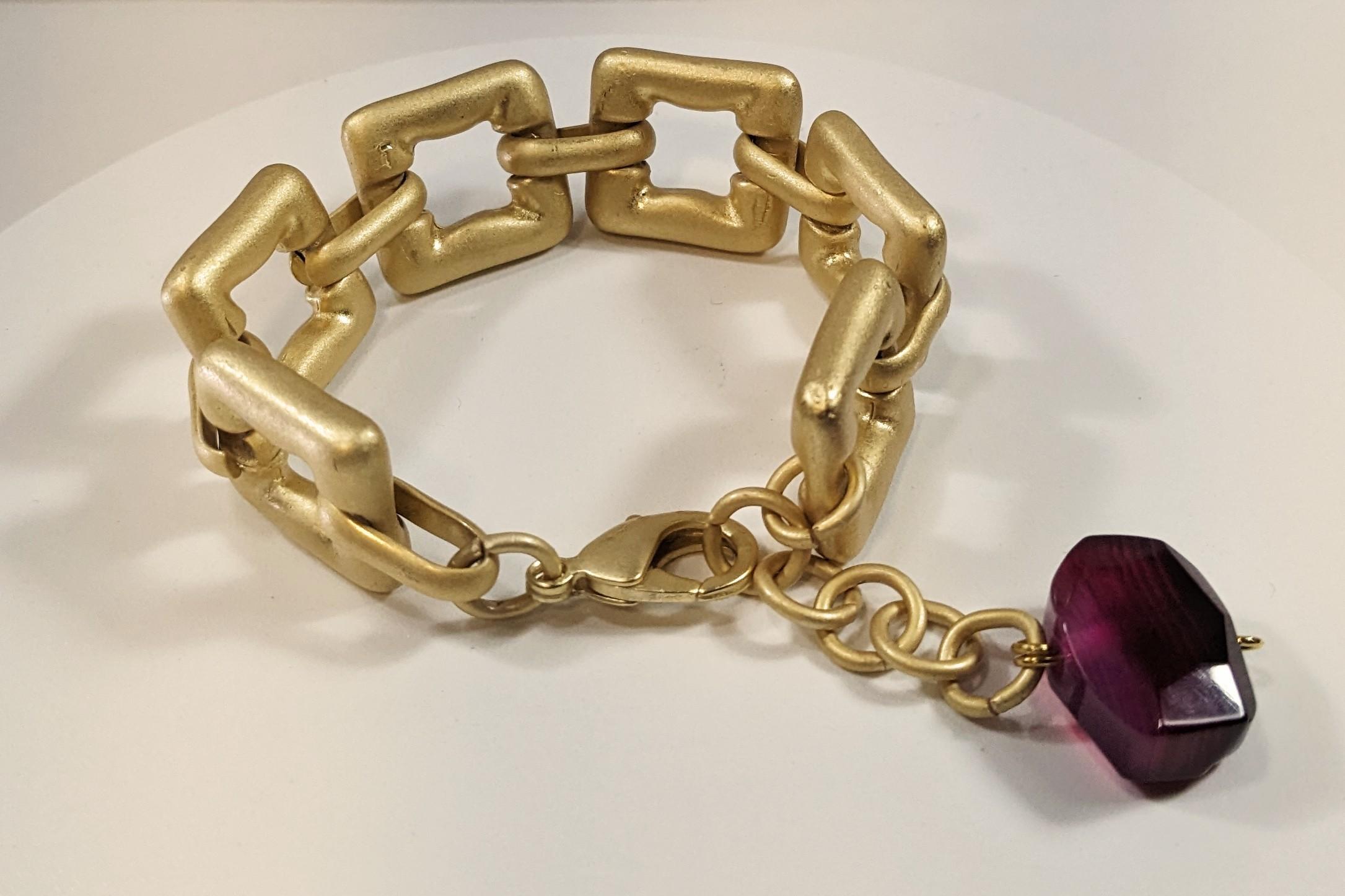  Square Chain Bracelet with Agates and Lobster Clasp
Bracelet length  16 cm (6,29 inches)
Chain length  3 cm (1,18 inches)
Weight 62 grams


Pradera Fashion Division  is specialized in European Fashion designers, clothing, handbags, accessories and