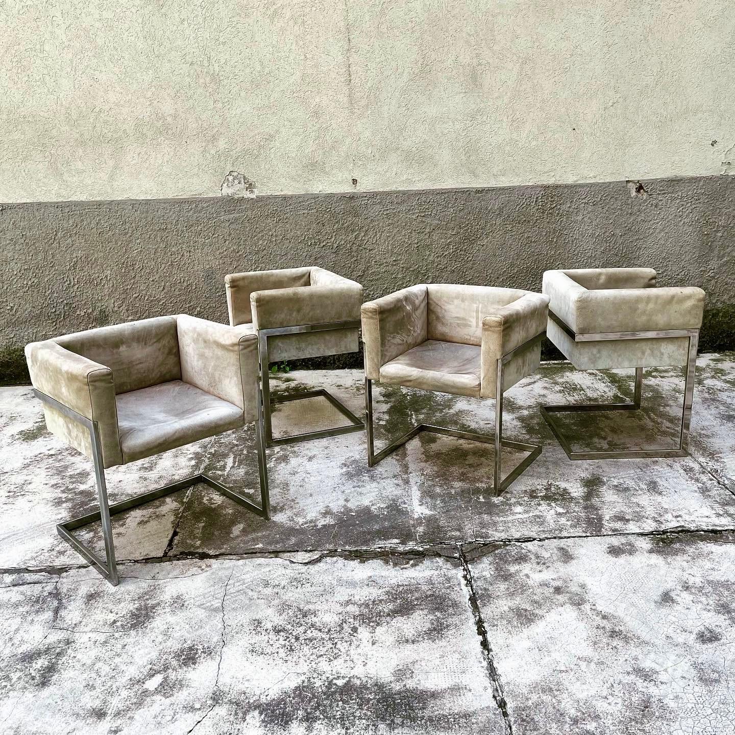 Progettate negli anni '70, queste sedie hanno una solida struttura in metallo cromato, seduta a pozzetto rivestita in pelle scamosciata color grigio. Non hanno difetti sulla pelle.

Sono state acquistate e abbinate dal vecchio proprietario, con un