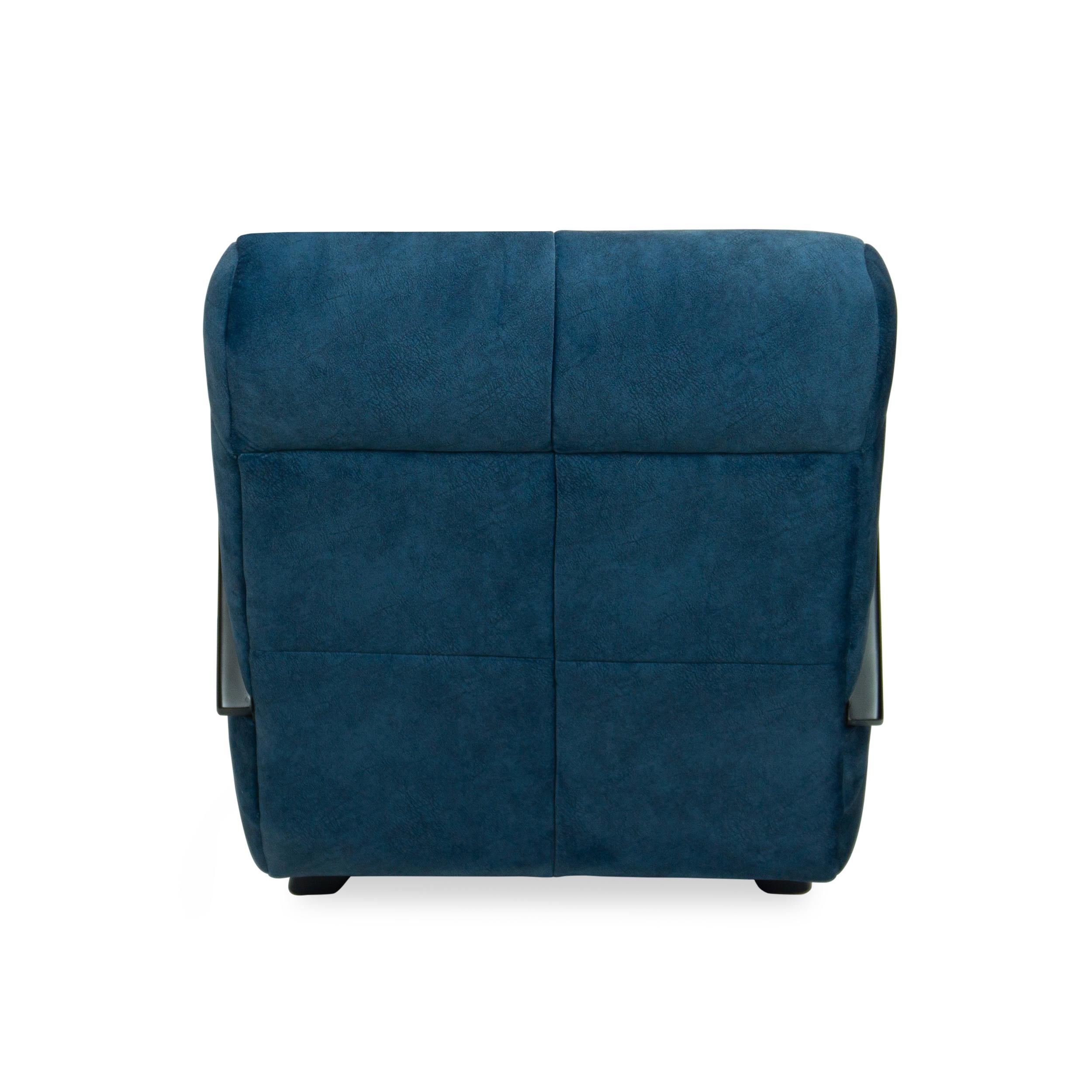 Silla de salón Square Channel Tufted con brazos angulados de madera y terciopelo azul marino en venta 4