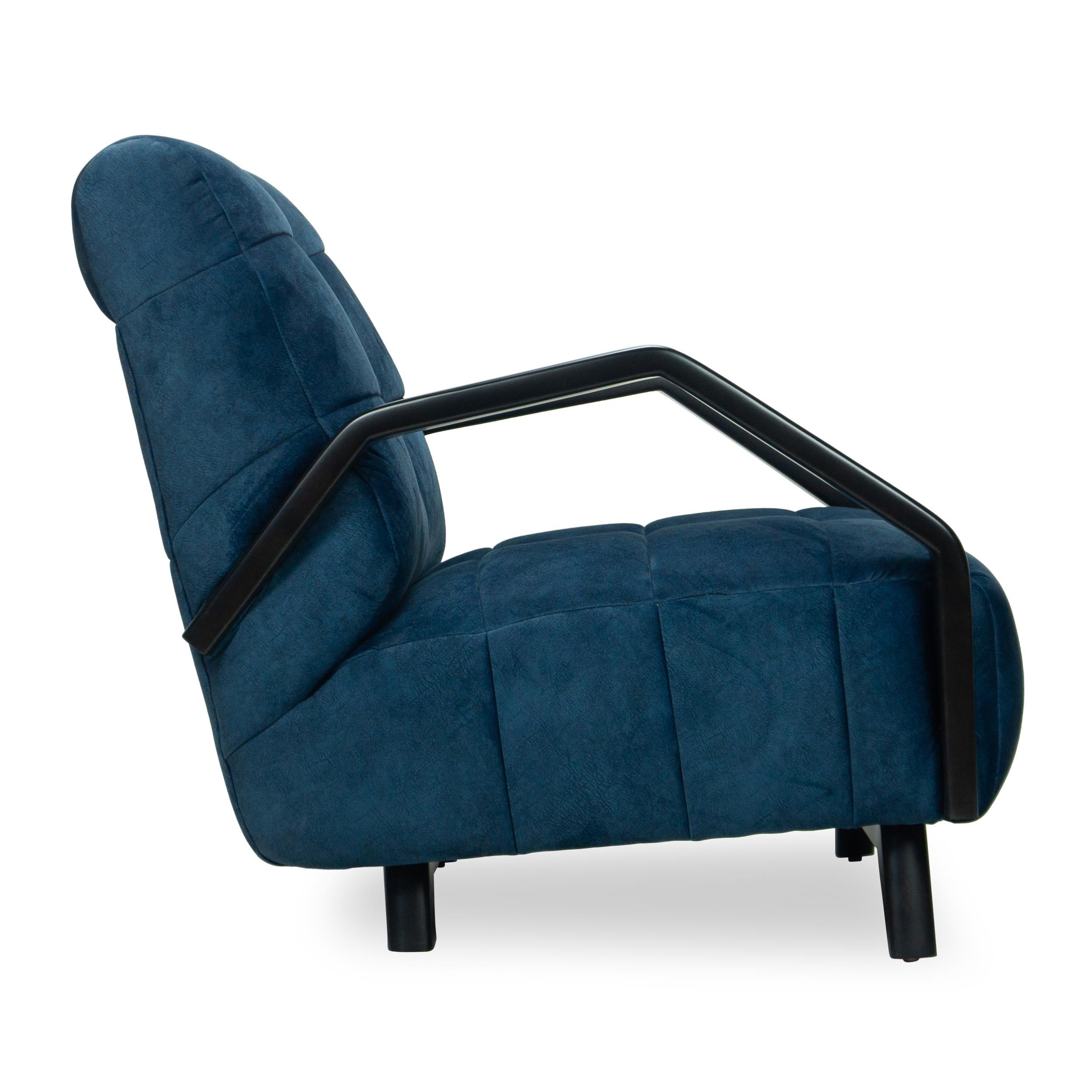 Silla de salón Square Channel Tufted con brazos angulados de madera y terciopelo azul marino Siglo XXI y contemporáneo en venta