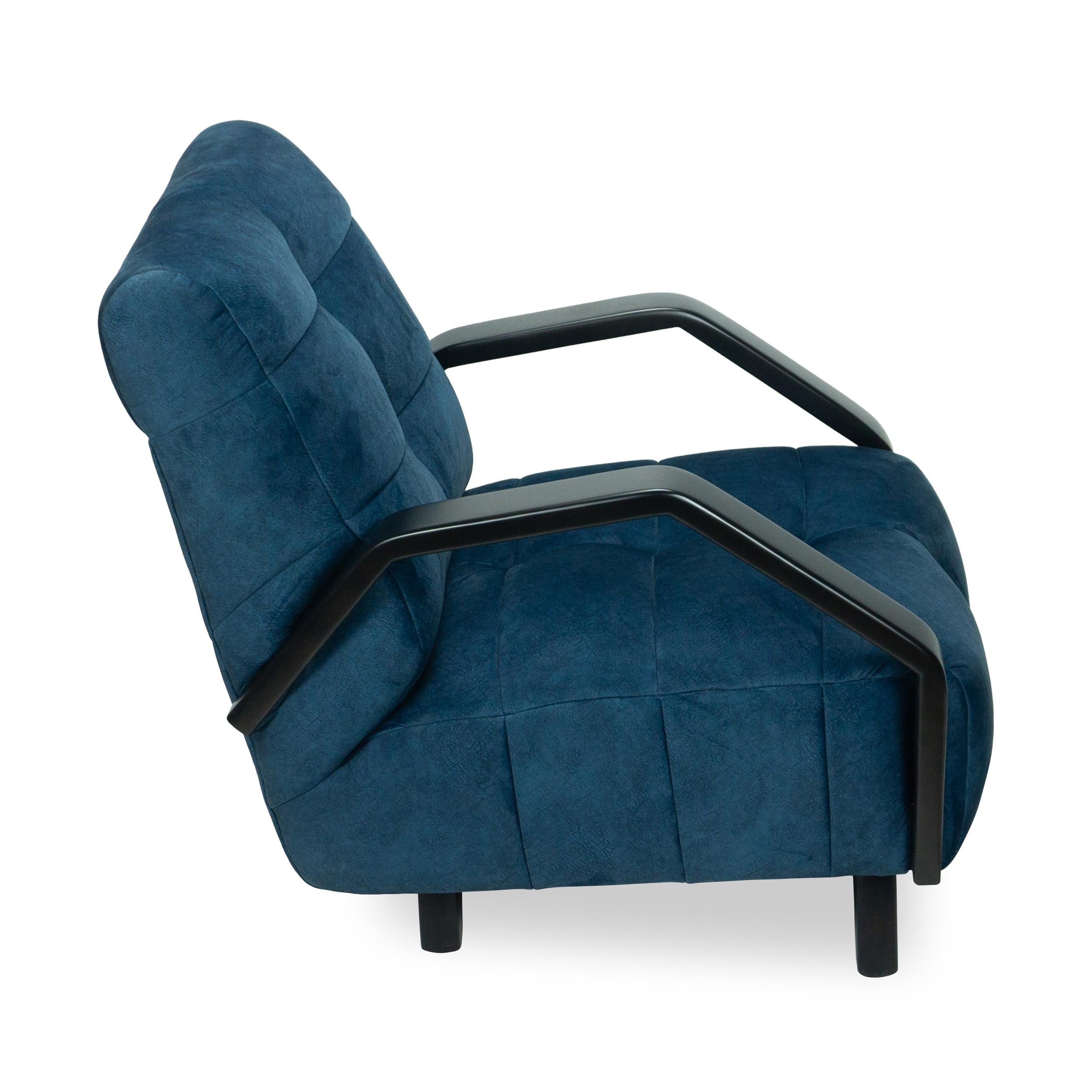 Silla de salón Square Channel Tufted con brazos angulados de madera y terciopelo azul marino en venta 1