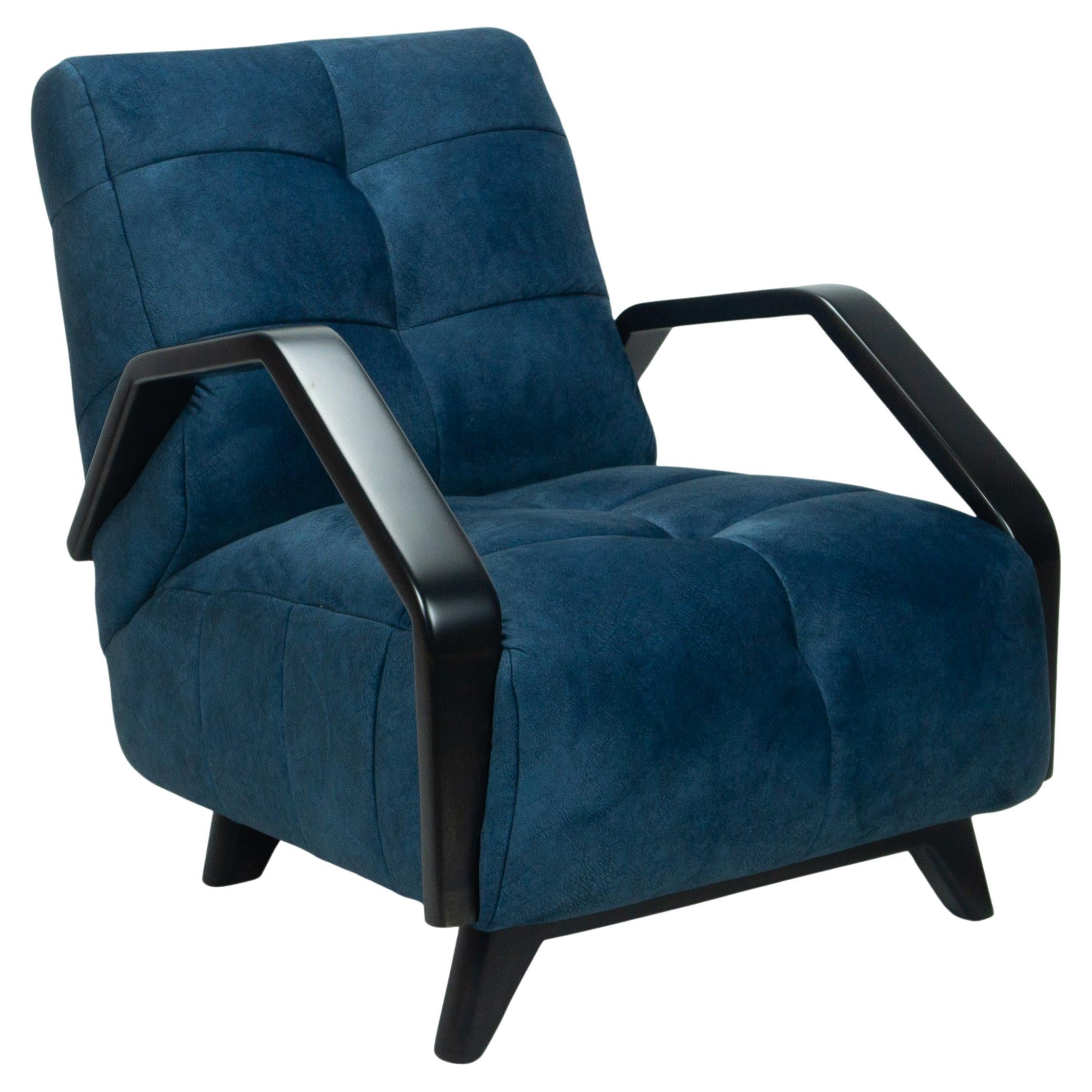 Silla de salón Square Channel Tufted con brazos angulados de madera y terciopelo azul marino en venta