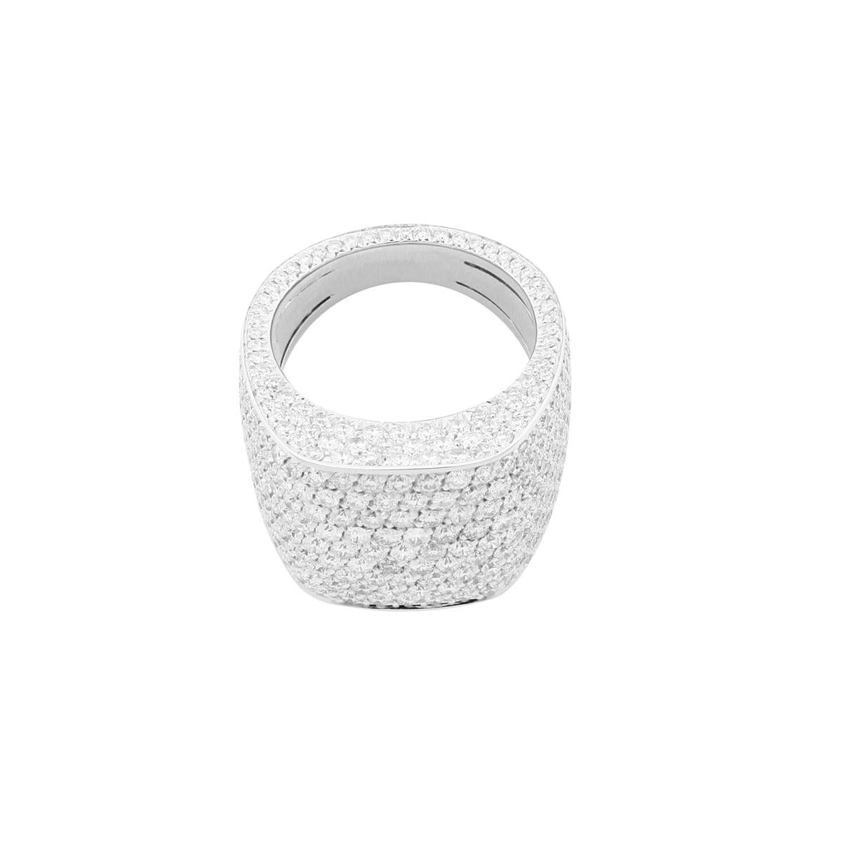 Brighten up the room with this stunning signet ring, designed and handcrafted by a talented artisan in Italy This chevalier ring is entirely covered in brilliant-cut white diamonds for a total of 5ct. Every stone is set by hand.
Originally,
