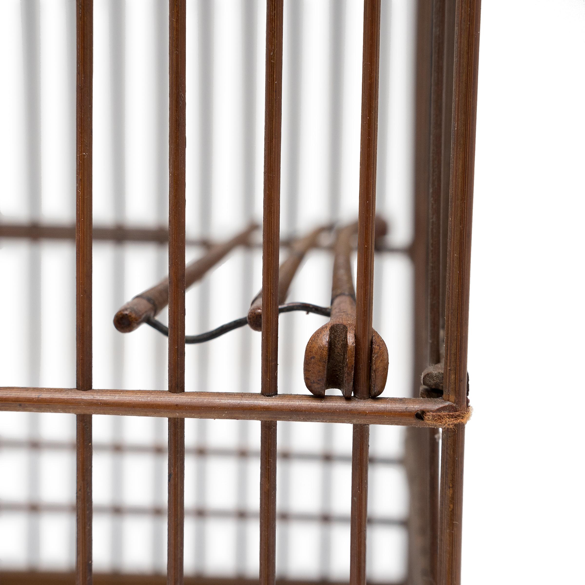20ième siècle Cage à oiseaux carrée en bambou chinois avec broussin incrusté, vers 1900 en vente
