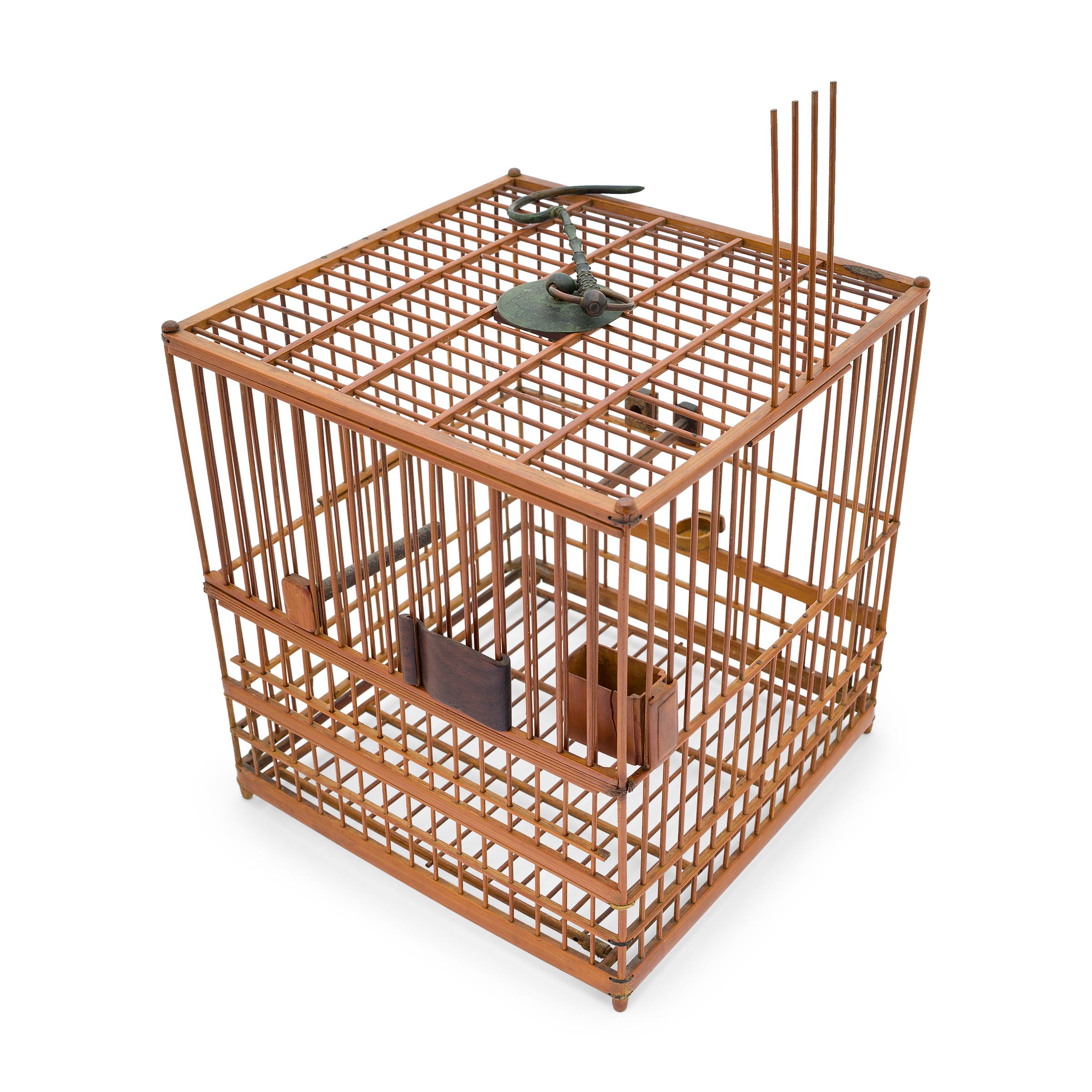 Qing Cage à oiseaux carrée en bambou chinois avec charme en forme de rouleau, vers 1900 en vente