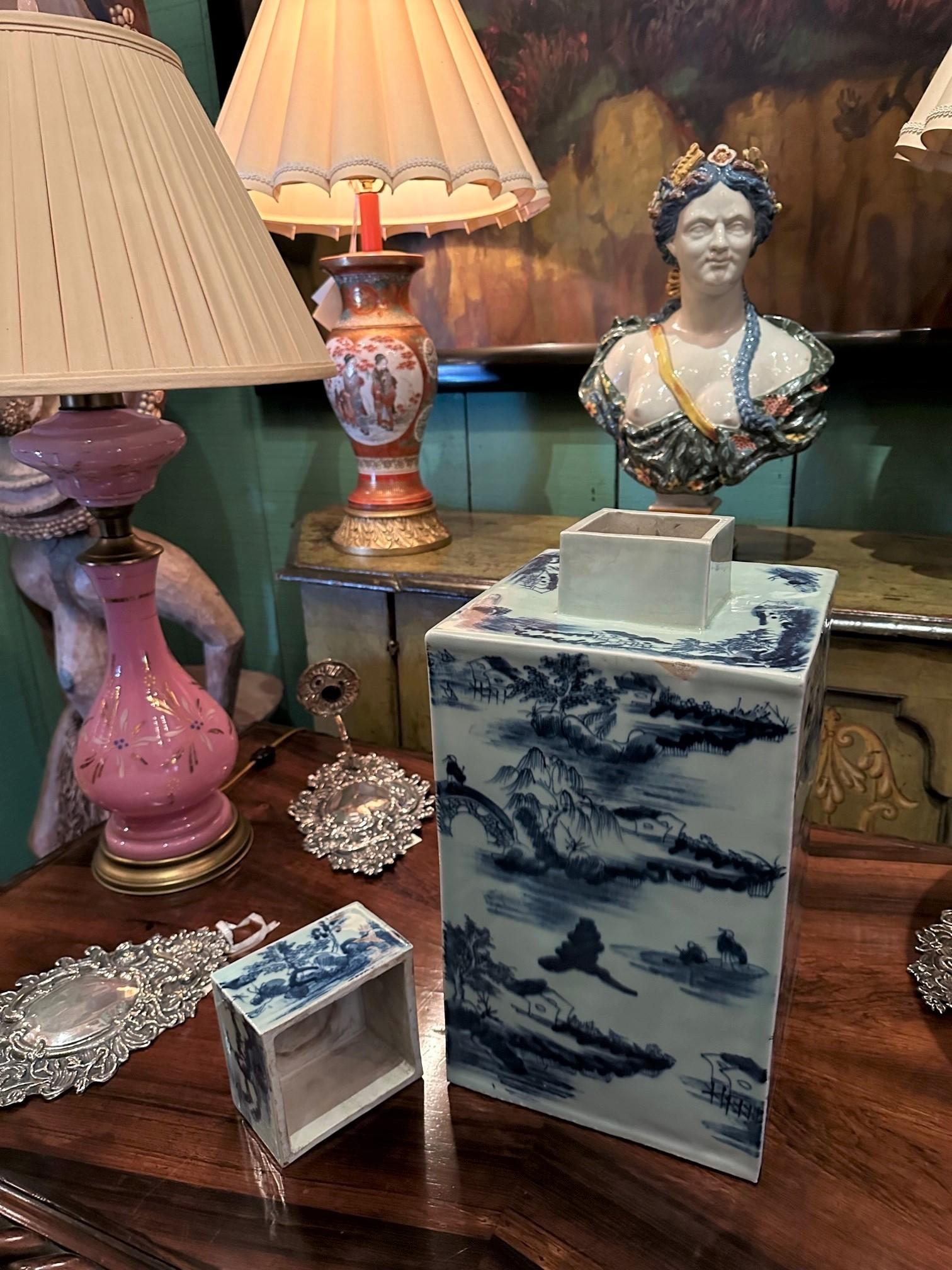 Pot carré couvert de porcelaine céladon indigo, centre de table moderne, CA en vente 5