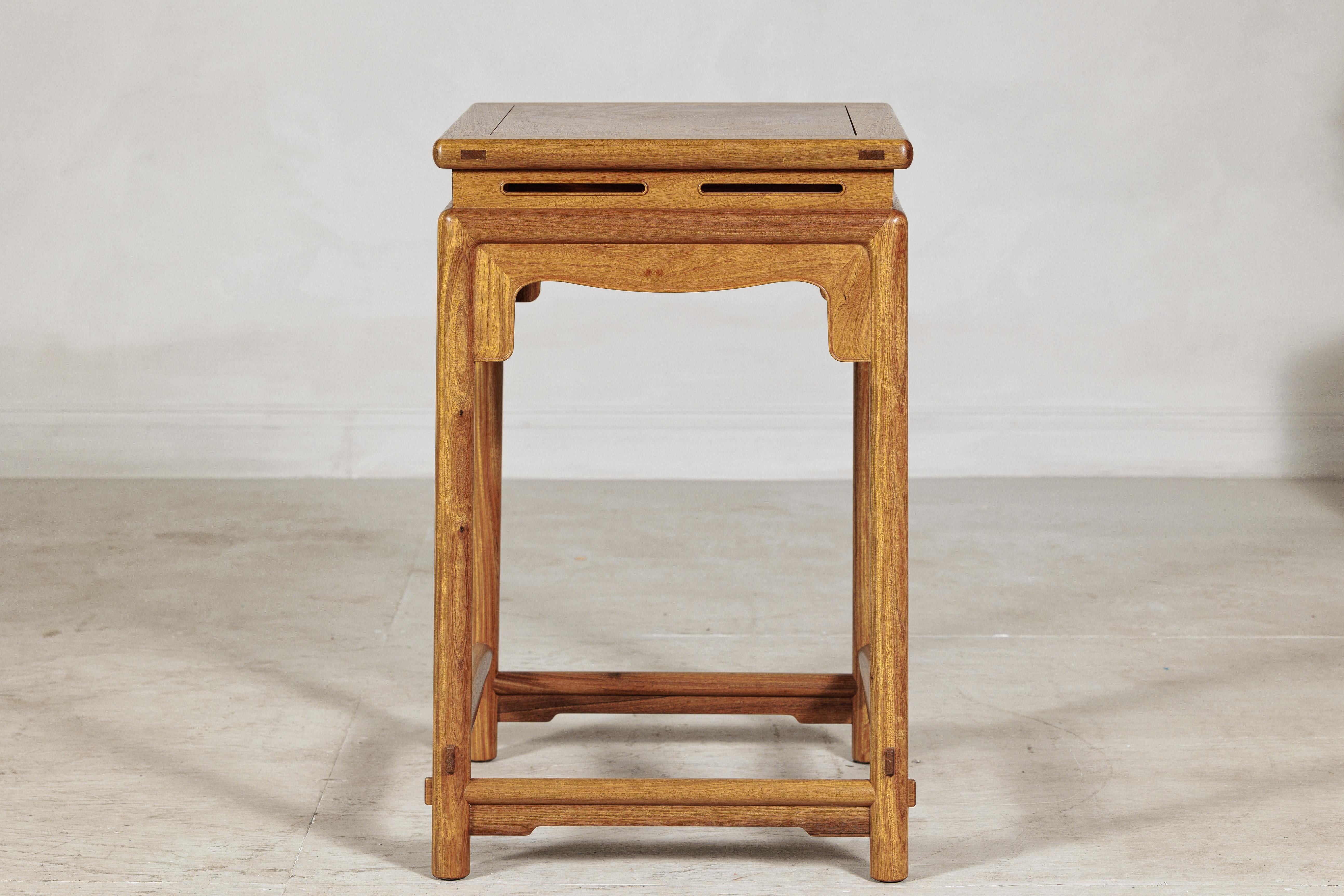 Tavolo da lampada quadrato in olmo cinese con grembiule traforato e finitura in legno caldo in vendita 3