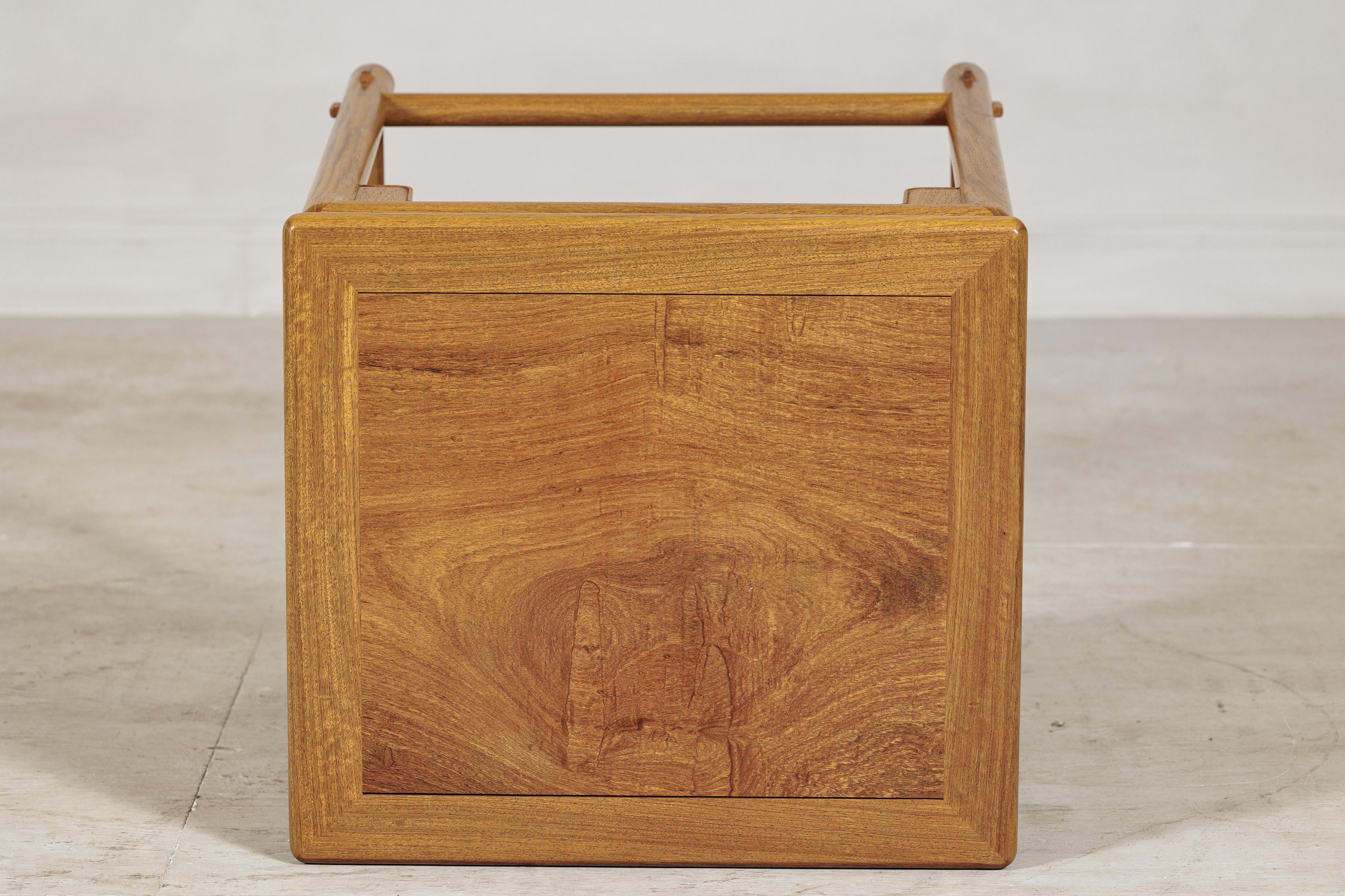 Tavolo da lampada quadrato in olmo cinese con grembiule traforato e finitura in legno caldo in vendita 4