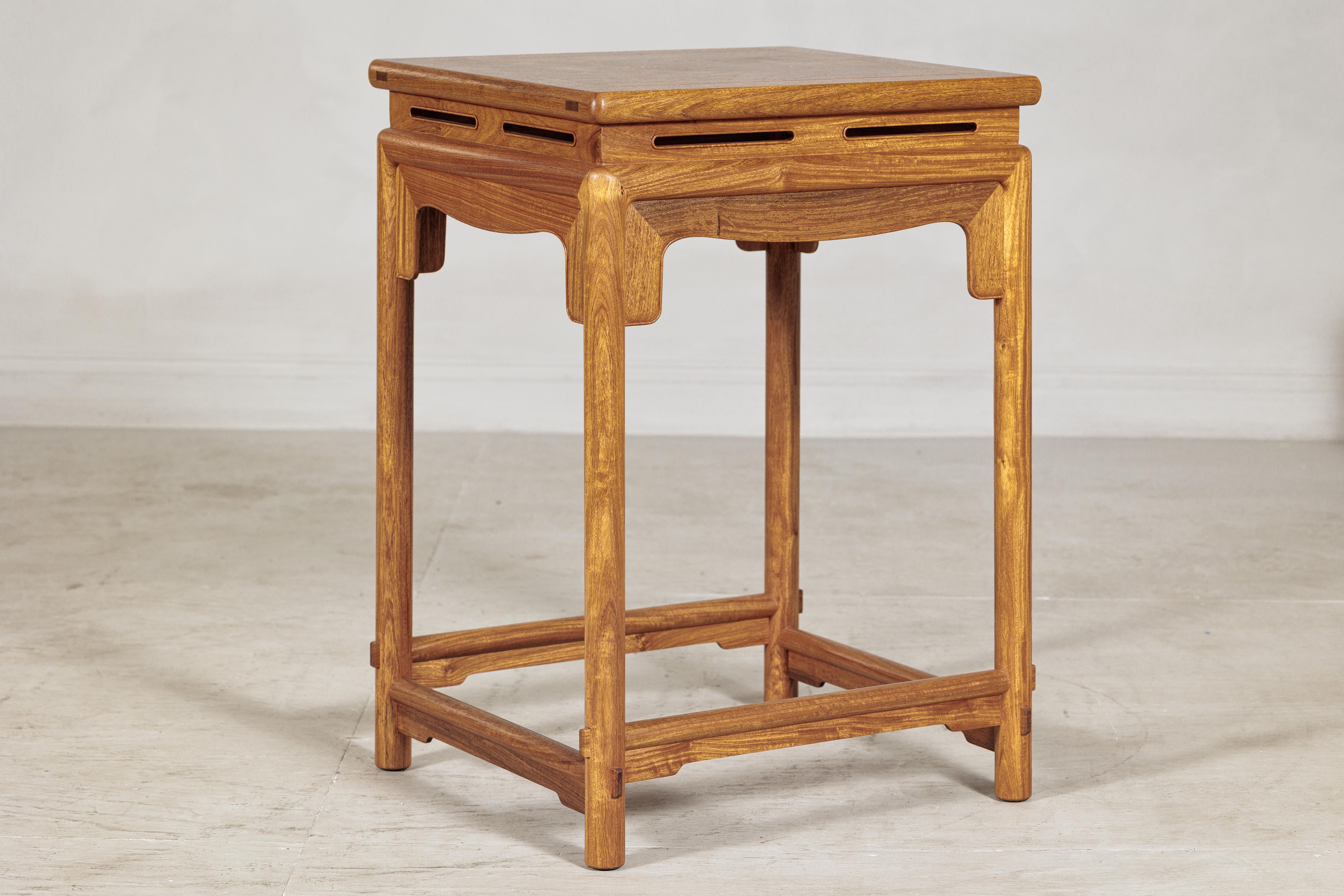 Olmo Tavolo da lampada quadrato in olmo cinese con grembiule traforato e finitura in legno caldo in vendita