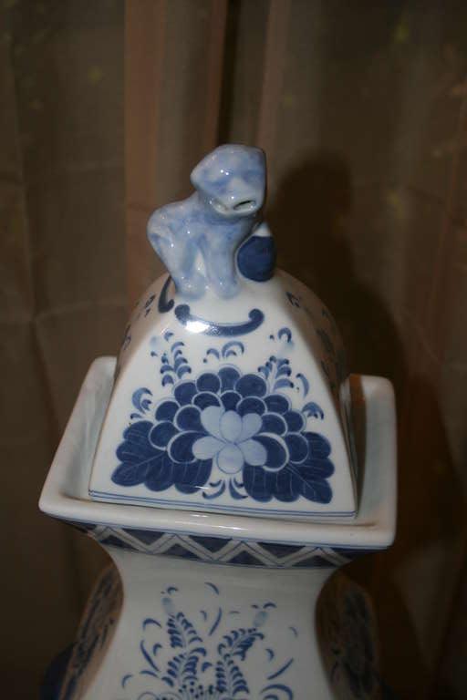 Contemporary Square Chinese Export Blue and White Lidded Jar For Sale