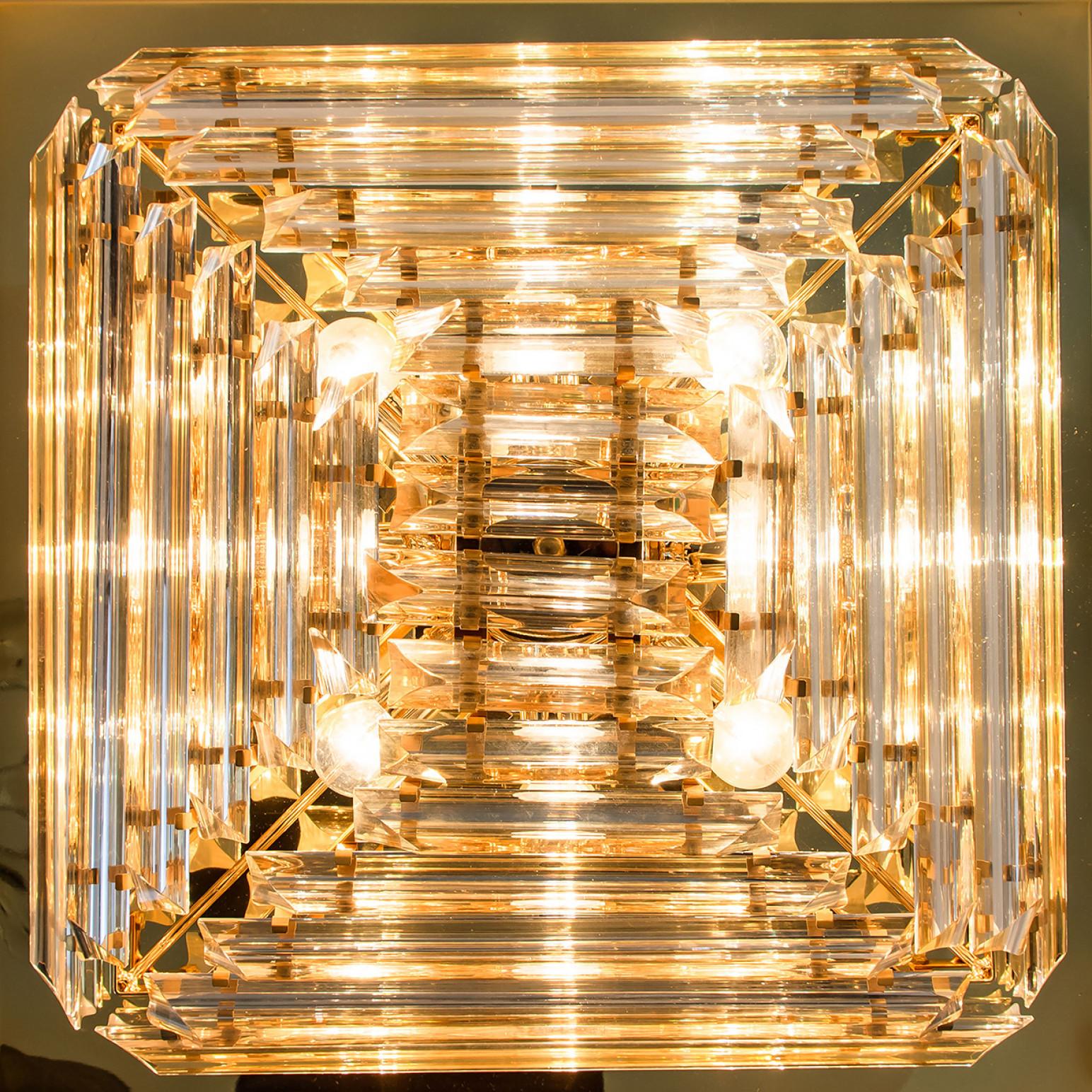 Schöne quadratische Unterputzdose mit facettierten klaren Kristallröhren aus Murano-Glas. Moduliert in Form einer Pyramide. Die Unterputzdosen wurden in den 1970er Jahren von Venini in Italien entworfen und hergestellt. Die Murano-Röhren sind an