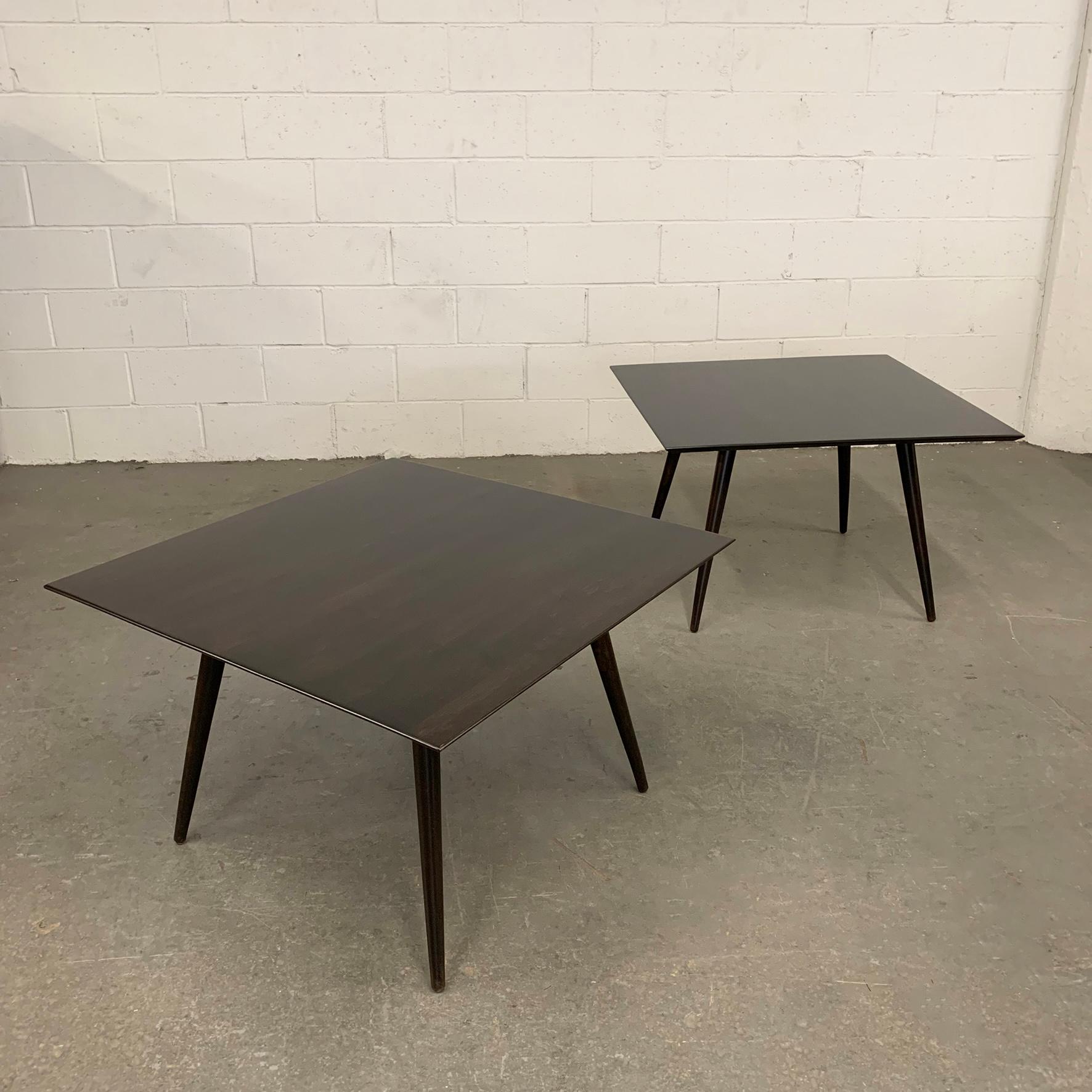 Table basse ou d'appoint en érable massif moderne du milieu du siècle par Paul McCobb, Planner Group pour Winchendon. Le plateau est carré et les pieds sont fuselés et évasés dans le style emblématique de McCobb Planner Group. Les tables sont