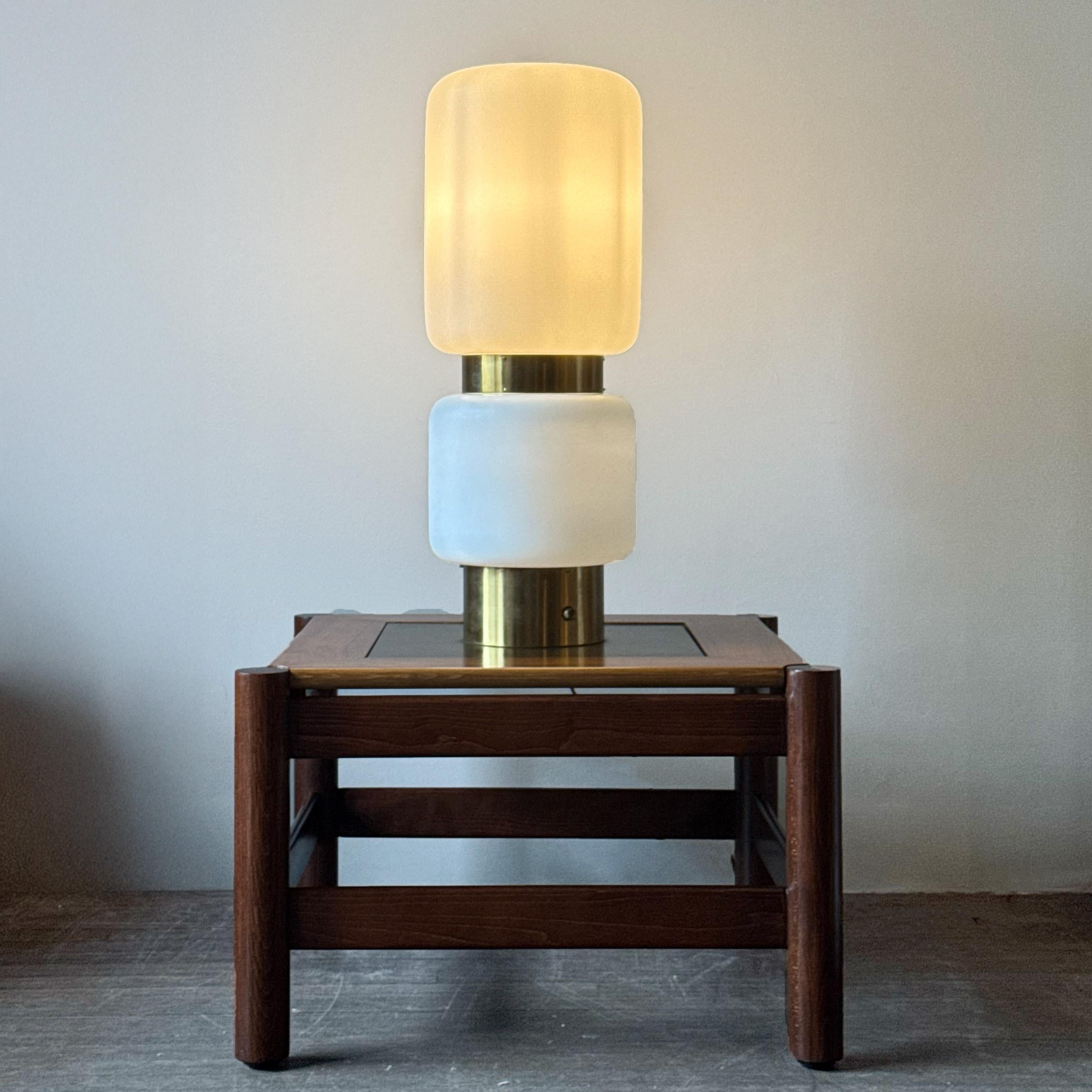 Quadratischer Couchtisch und Lampe Hotel Praha, 1970er Jahre (Tschechisch) im Angebot