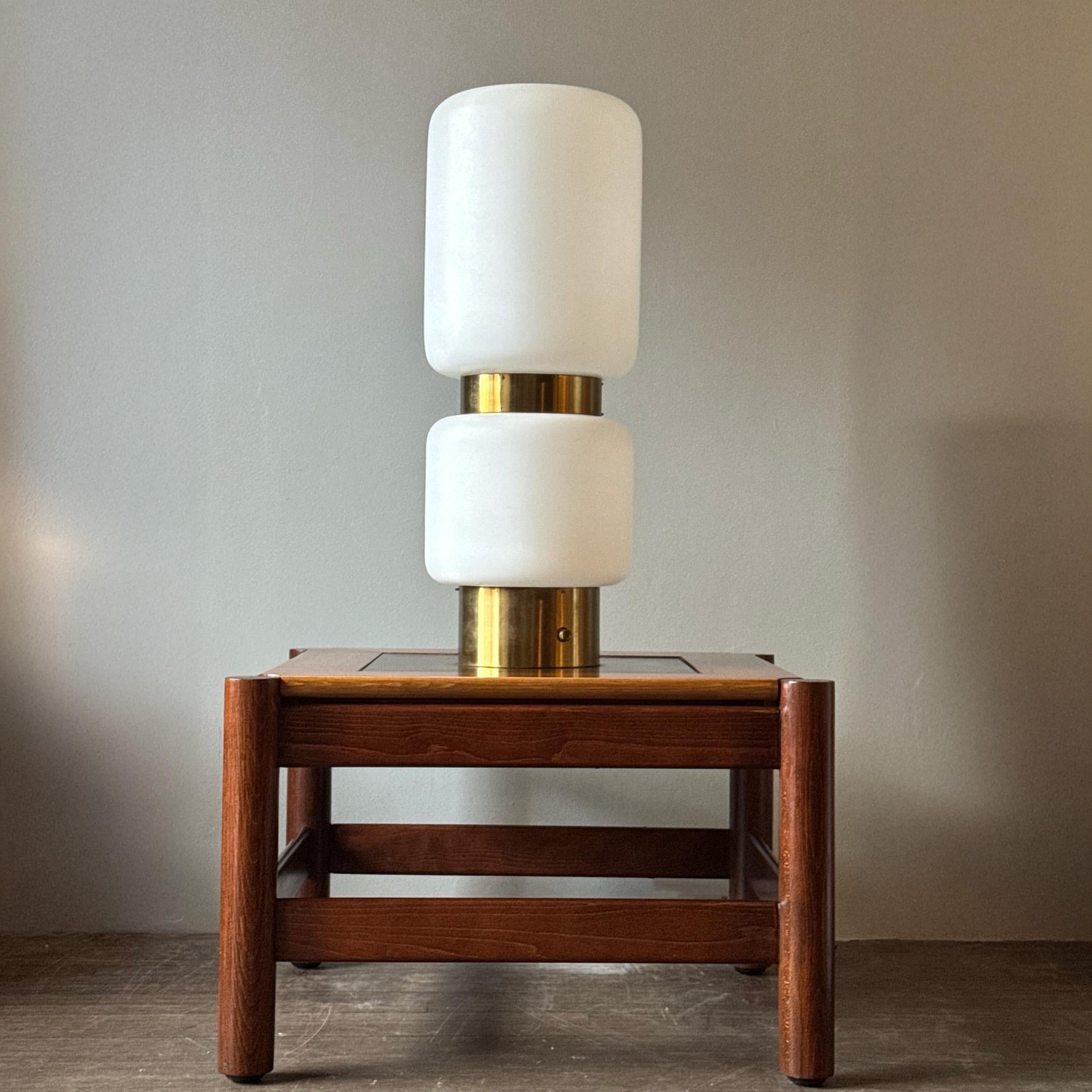 Quadratischer Couchtisch und Lampe Hotel Praha, 1970er Jahre im Zustand „Gut“ im Angebot in London, GB