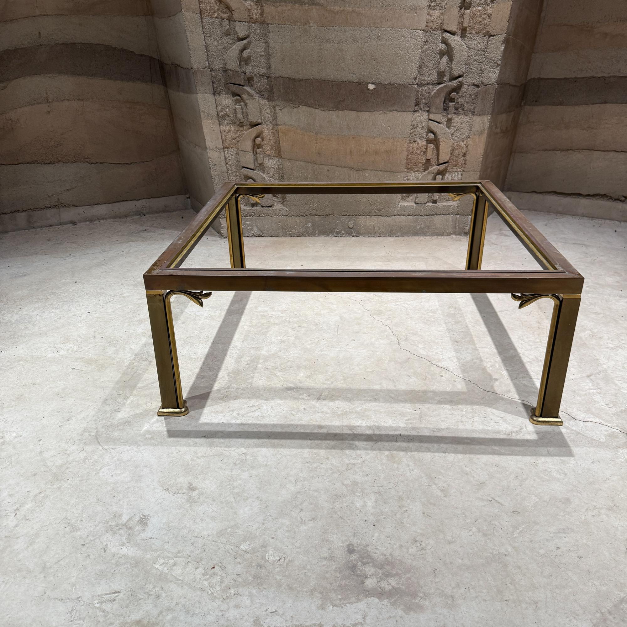 Pour votre considération, une table basse vintage, de forme carrée. Fabriqué en laiton et en bronze.  Estampillé 