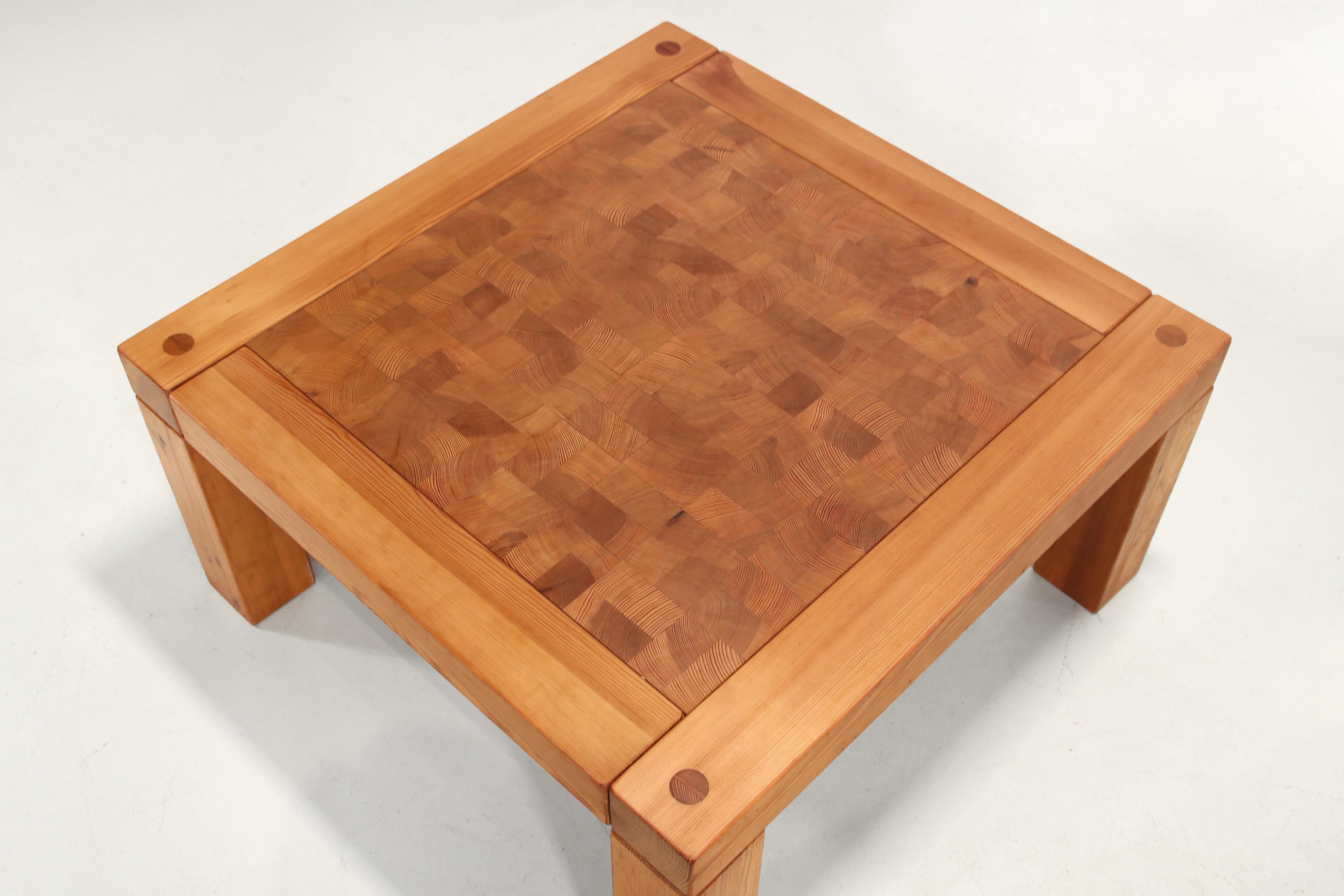 Estupenda mesa de centro de madera de pino de Jacob Kielland-Brandt de los años 70. Hecho de madera maciza de pino de Escandinavia. Precioso dibujo de la veta de la madera y detalles sencillos y refinados. La mesa mide 77 por 77 cm y tiene una