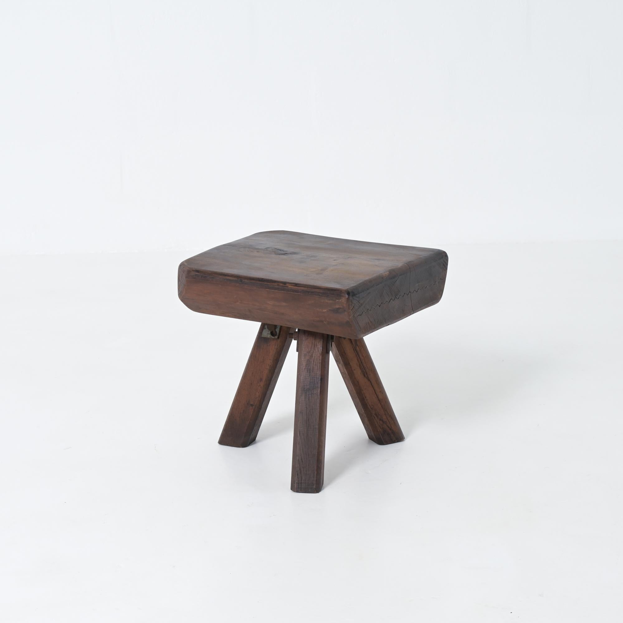 Cette table basse robuste est fabriquée à la main en bois de chêne foncé. Il apportera un côté naturel et bucolique à votre intérieur.
Cette table brutaliste est en très bon état, présentant des signes normaux d'âge et d'utilisation. Il date des