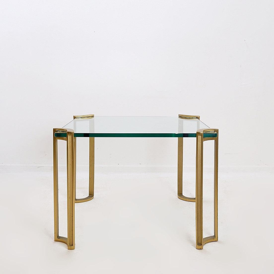 Quadratischer Couchtisch von Peter Ghyczy – 1970er Jahre
Hollywood Regency - Vintage - Entwurf
Maße: 63,5x63,5cm H: 43,5cm 
Oberteil : 60x60cm 
Abnutzung entsprechend dem Alter und dem Gebrauch