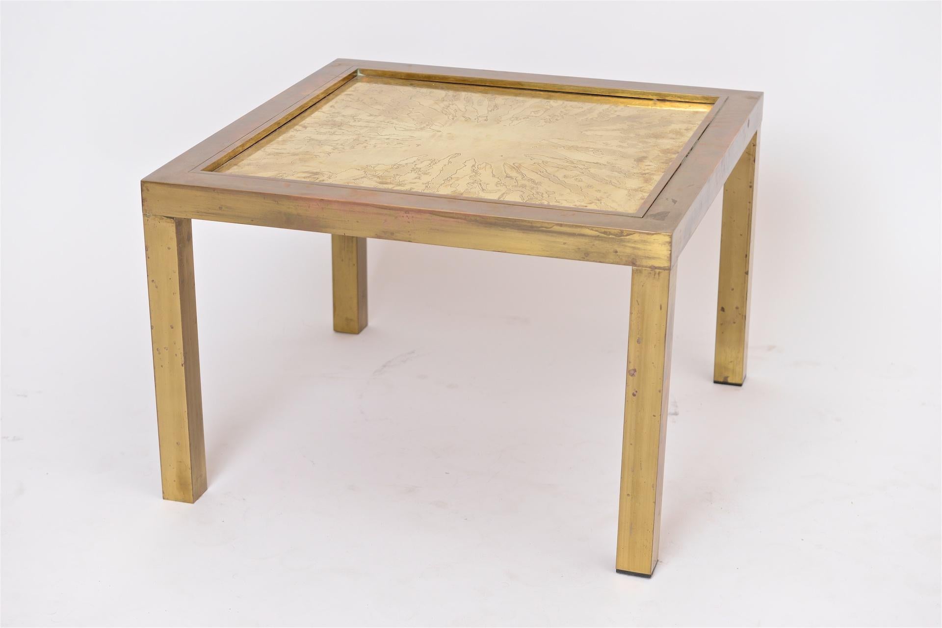 Coffee table in brass.