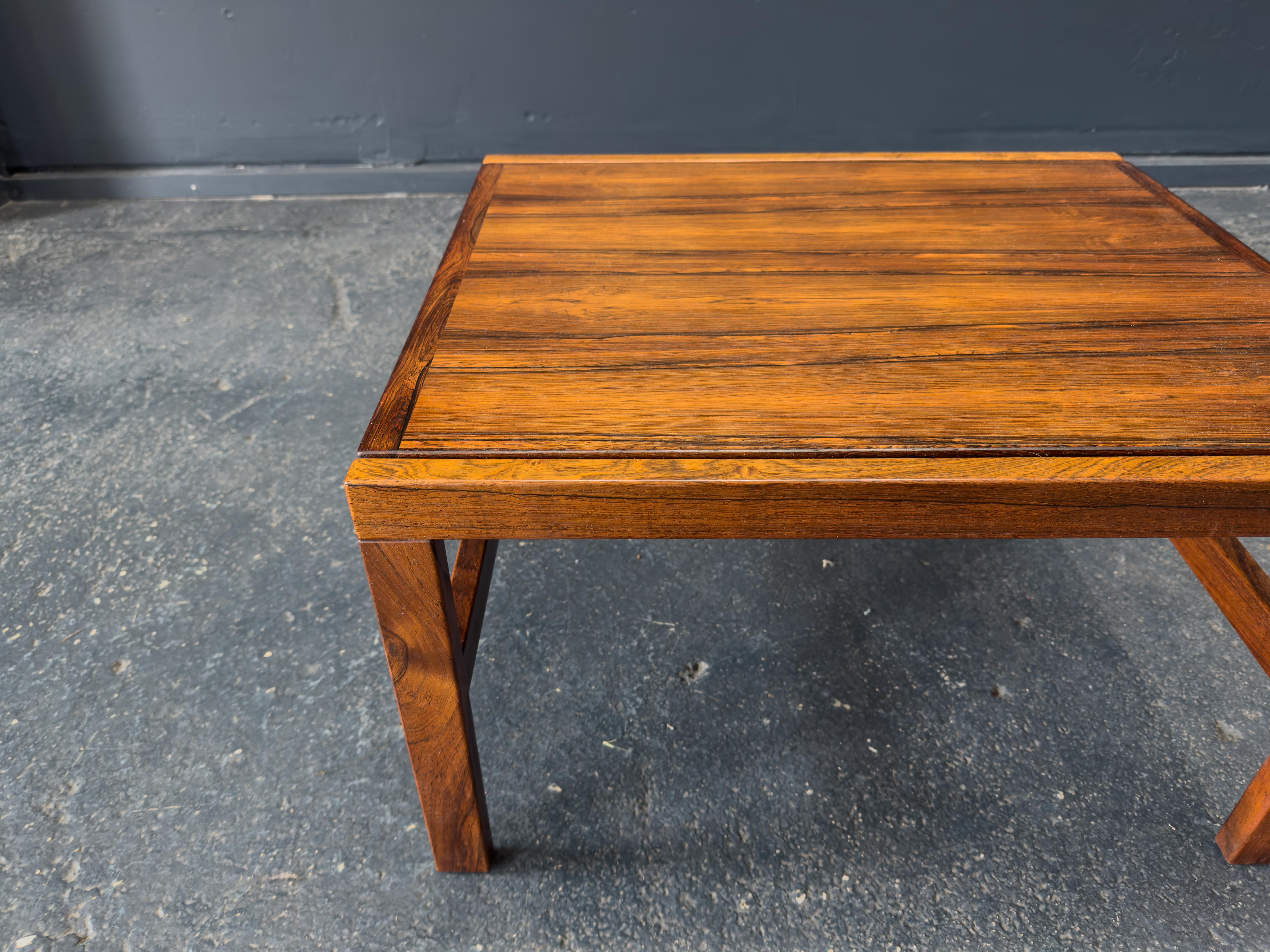 Square Coffee Table (20. Jahrhundert) im Angebot