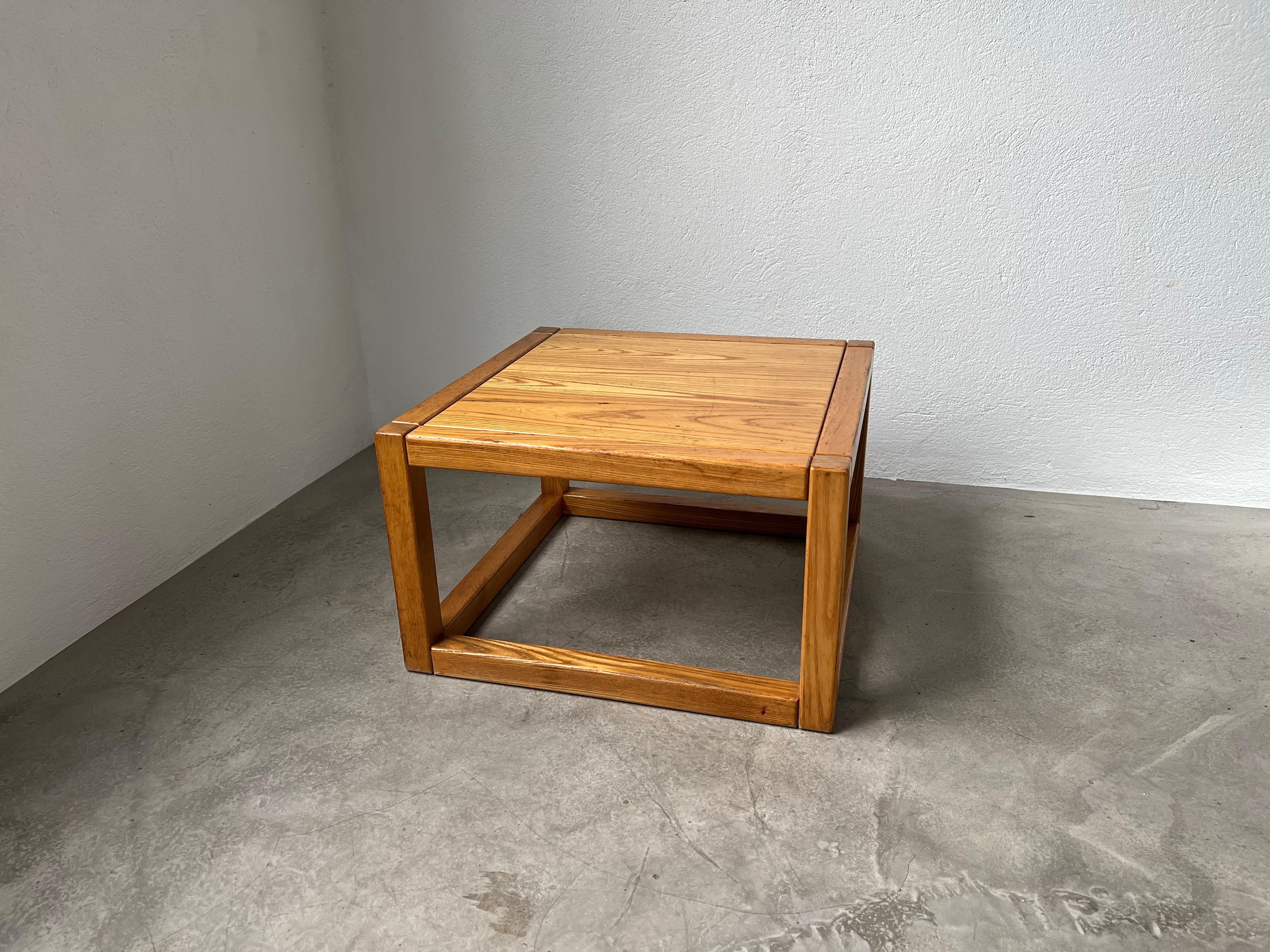 Let yourself be seduced by the charm of this square solid oak coffee table by Maison Regain, from the 70s. Authentic and elegant, this piece embodies the essence of vintage design. The solid oak provides unfailing robustness, while its square design