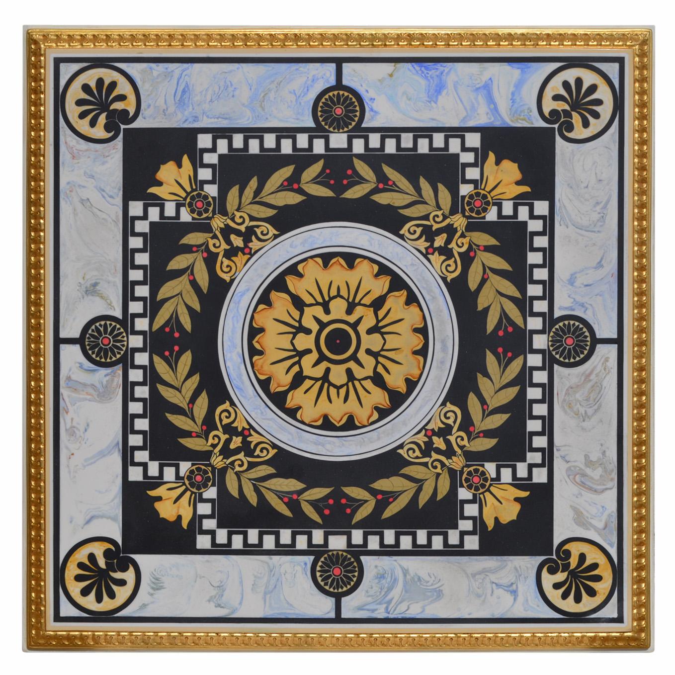 Handgefertigter Couchtisch mit kunstvoller Dekoration auf der quadratischen Platte und geschnitzter Kante, die durch Blattgold veredelt wird. Sockel aus königsblauem Marmor.
Die Größe ist cm. 63x63 H 45 / Zoll 24.80 
