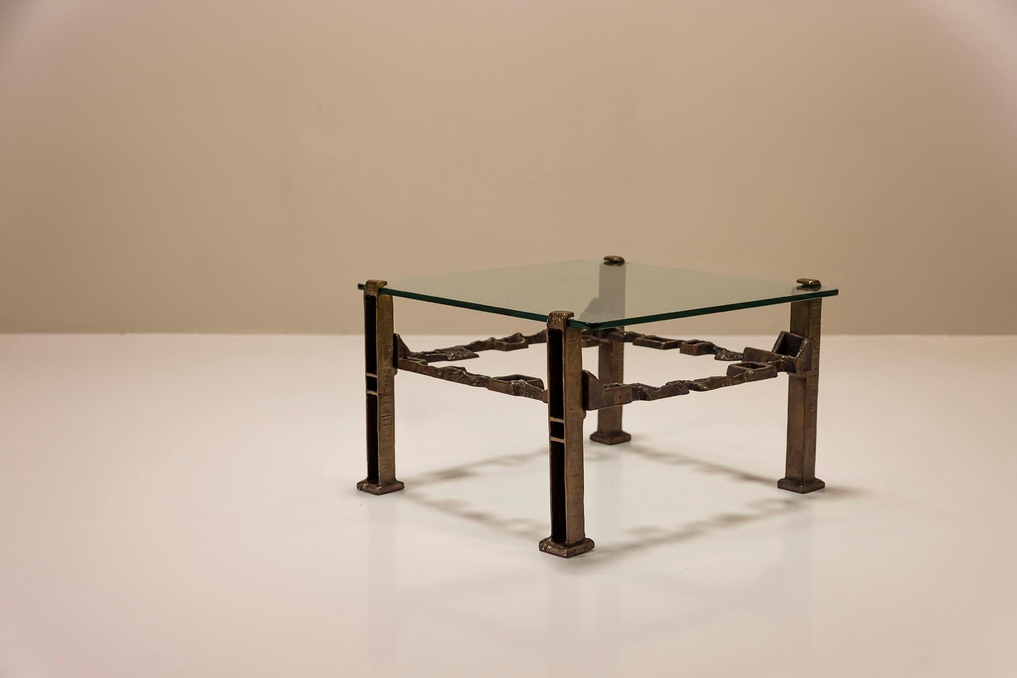 Mid-Century Modern Table basse carrée en laiton moulé et verre, Italie, années 1960 en vente