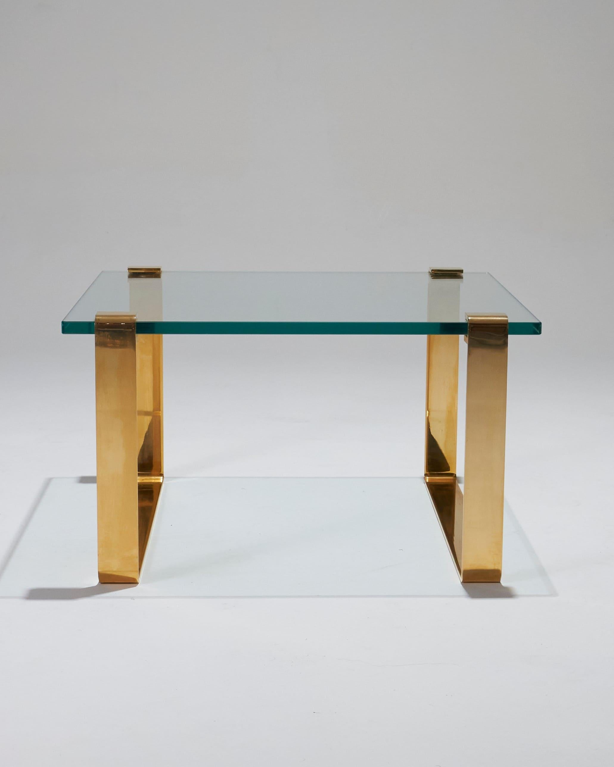 Table basse carrée en verre et laiton par Ronald Schmidt, années 1980. La structure en laiton supporte un plateau en verre épais. En très bon état.
DV1881